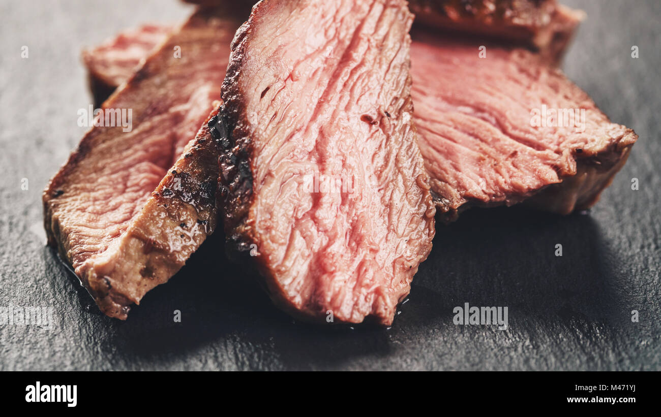 Entrecote steak de boeuf tranché sur ardoise board Banque D'Images