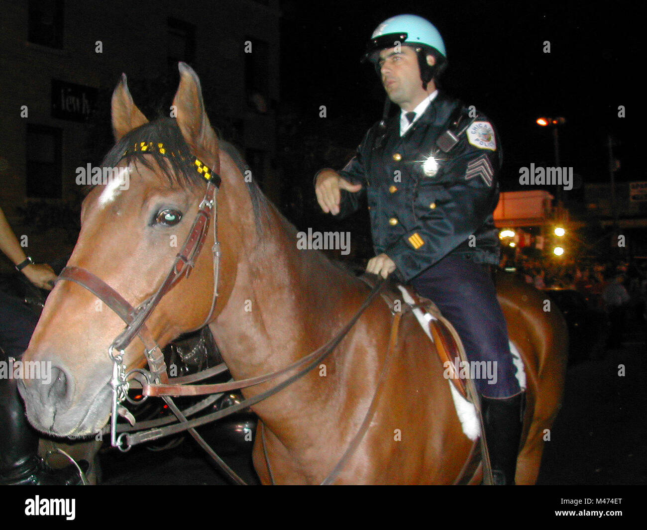 08 octobre 2003 : Chicago, Illinois, États-Unis - Chicago Commandant de Police Paul Bauer balaie la foule du haut de son cheval à l'extérieur de Wrigley Field pendant la partie deux de la Ligue Majeure de Baseball 2003 National Championship Series match entre les Chicago Cubs et les Marlins de la Floride à Wrigley Field de Chicago, IL. Bauer, 53 ans, a été tué le Mardi, Février 13, 2018. Il a été tué alors qu'il poursuivait un suspect au Centre de Thompson au centre-ville de Chicago, peu avant 2 h 00. Bauer, 31 ans, vétéran du ministère et d'un père marié de 13 ans, est la première cdp Chicago tué sin Banque D'Images
