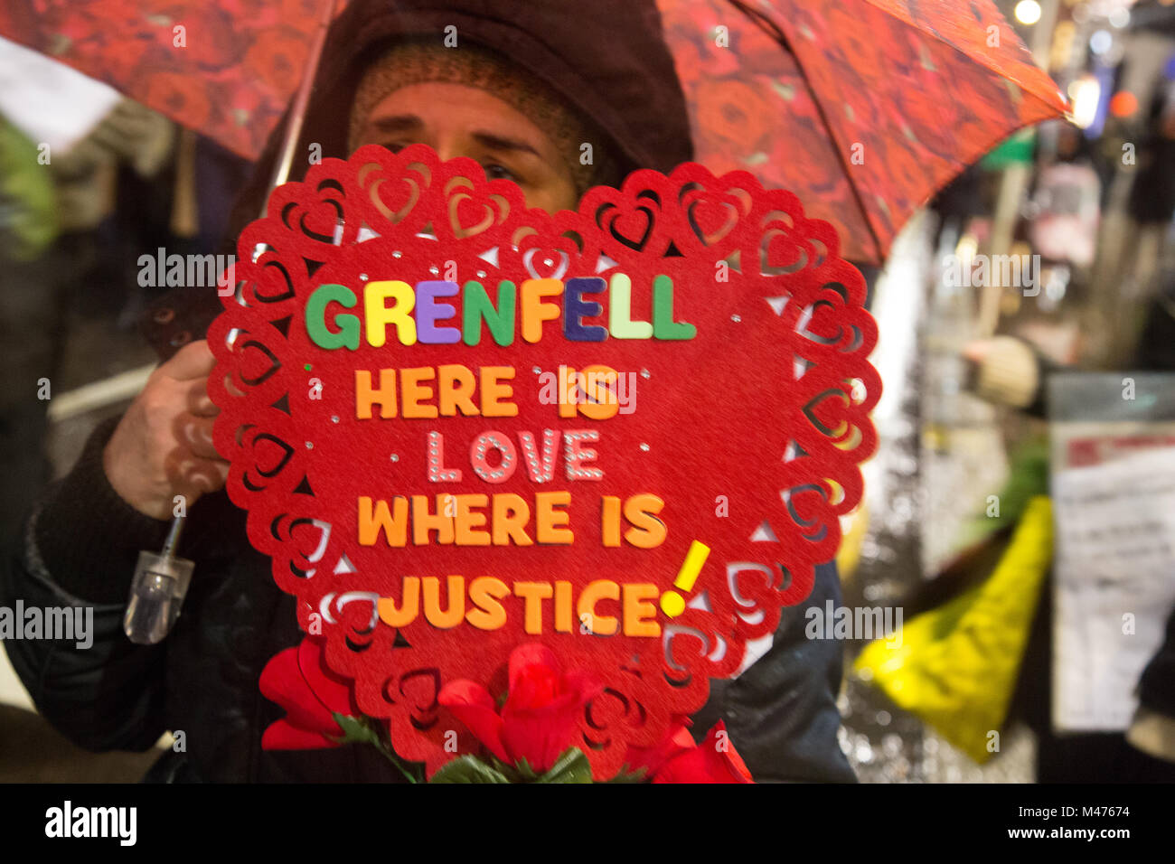 London UK 14th Febuary 2018 personnes se sont réunies à l'extérieur de Kensington et Chelsea conseil avant de partir pour une marche silencieuse à Grenfell Tower 8 mois sur du feu. Credit : Thabo Jaiyesimi/Alamy Live News Banque D'Images