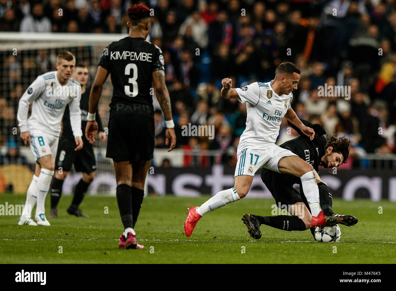 Lucas Vazquez (Real Madrid) se bat pour le contrôle de la balle avec Adrien Rabiot (PSG), UCL Champions League match entre Real Madrid vs PSG au Santiago Bernabeu à Madrid, Espagne, le 14 février 2018. Más Información Gtres Crédit : Comuniación sur ligne, S.L./Alamy Live News Banque D'Images