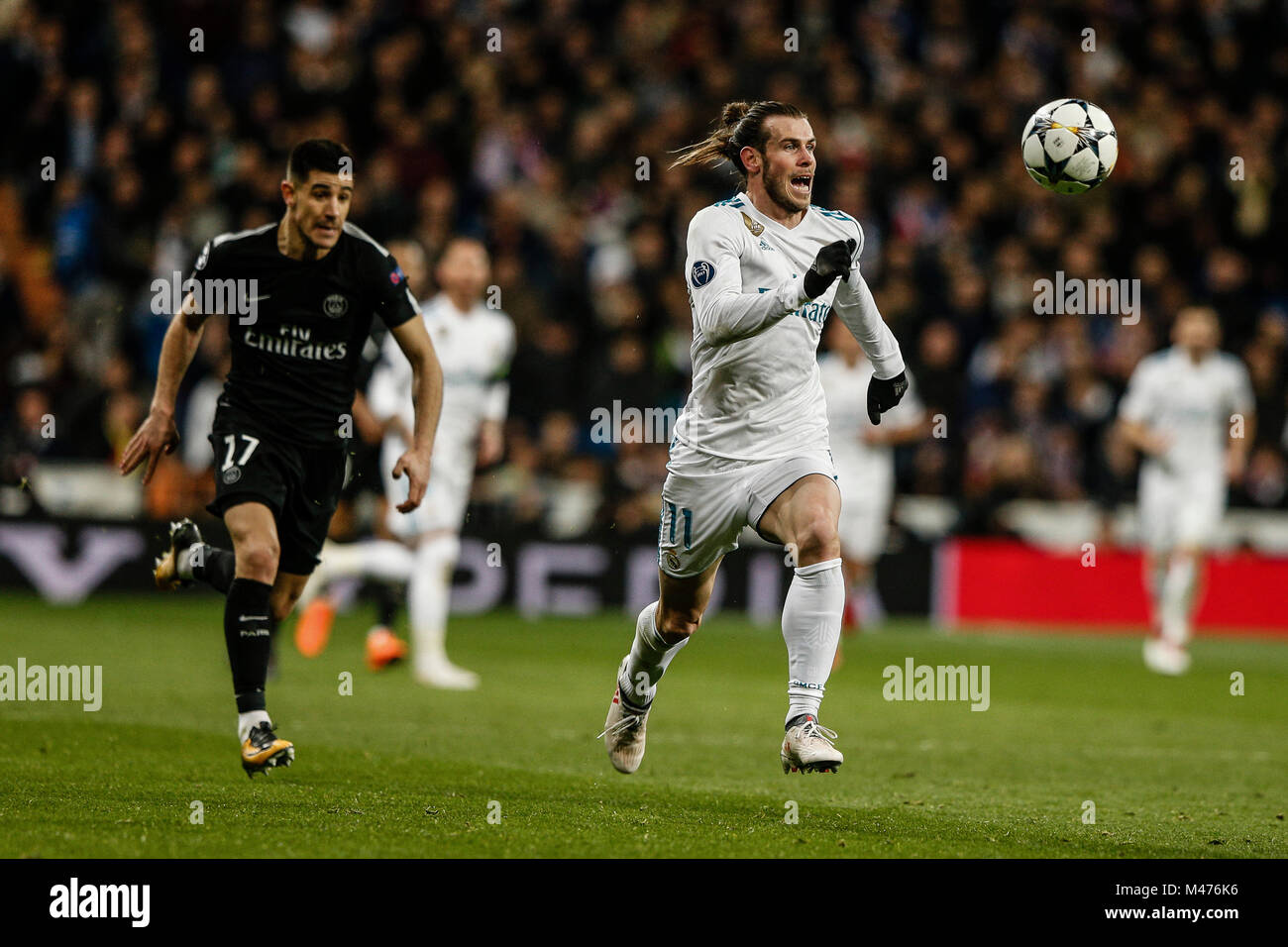 Gareth Bale (Real Madrid) entraîne l'avant sur la balle Yuri Berchiche (PSG),  UCL Champions League match entre Real Madrid vs PSG au Santiago Bernabeu à  Madrid, Espagne, le 14 février 2018. Más