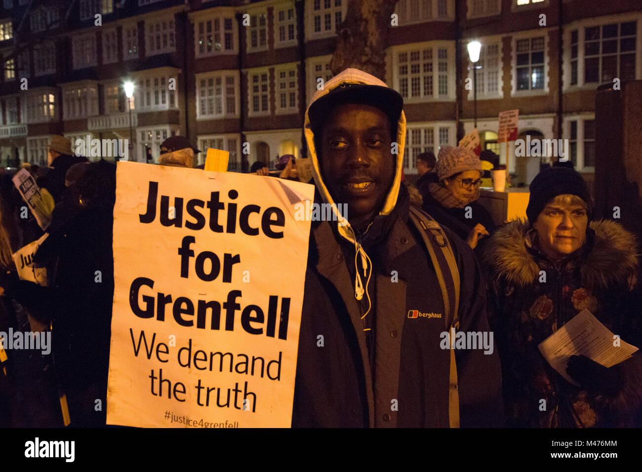 London UK 14th Febuary 2018 Un homme à l'extérieur de Kensington et Chelsea bâtiment du Conseil, avant de partir pour une marche silencieuse à Grenfell Tower 8 mois sur du feu. Banque D'Images