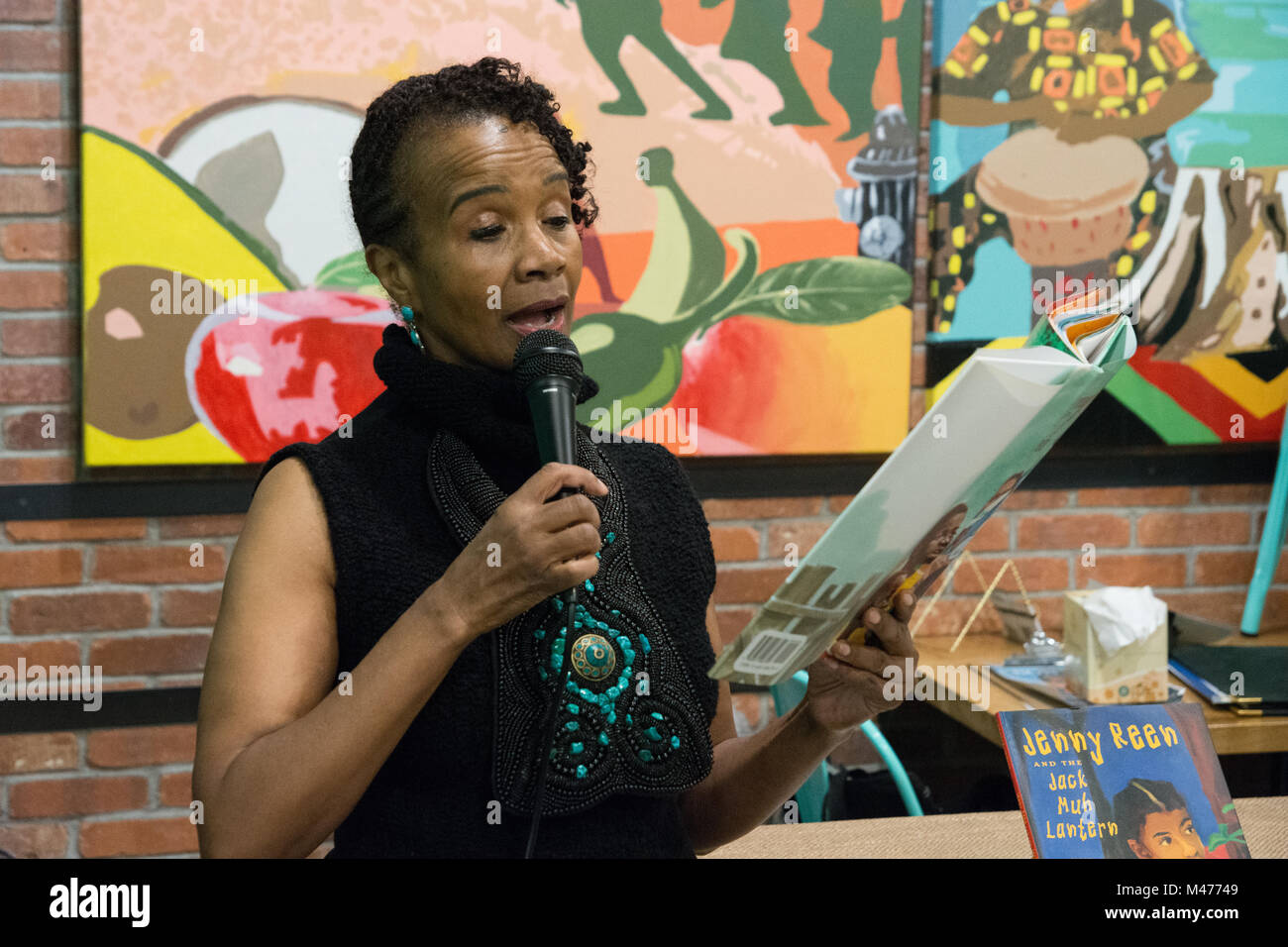 New York, USA. 13 Février, 2018. Mme Sheryl effectue des personnages et raconte qu'elle la lit à partir de son livre 'Ebony' la mer. Irene Smalls, conteur africain-américain et auteur de livres pour enfants, qui a eu lieu un mois de l'histoire des Noirs la lecture de pièces musicales de ses œuvres pour un public attentif à l'ensemble Foods Store sur 125th Street. Smalls, renommée internationale d'un auteur à succès, est basé à Boston. Credit : M. Stan Reaves/Alamy Live News Banque D'Images