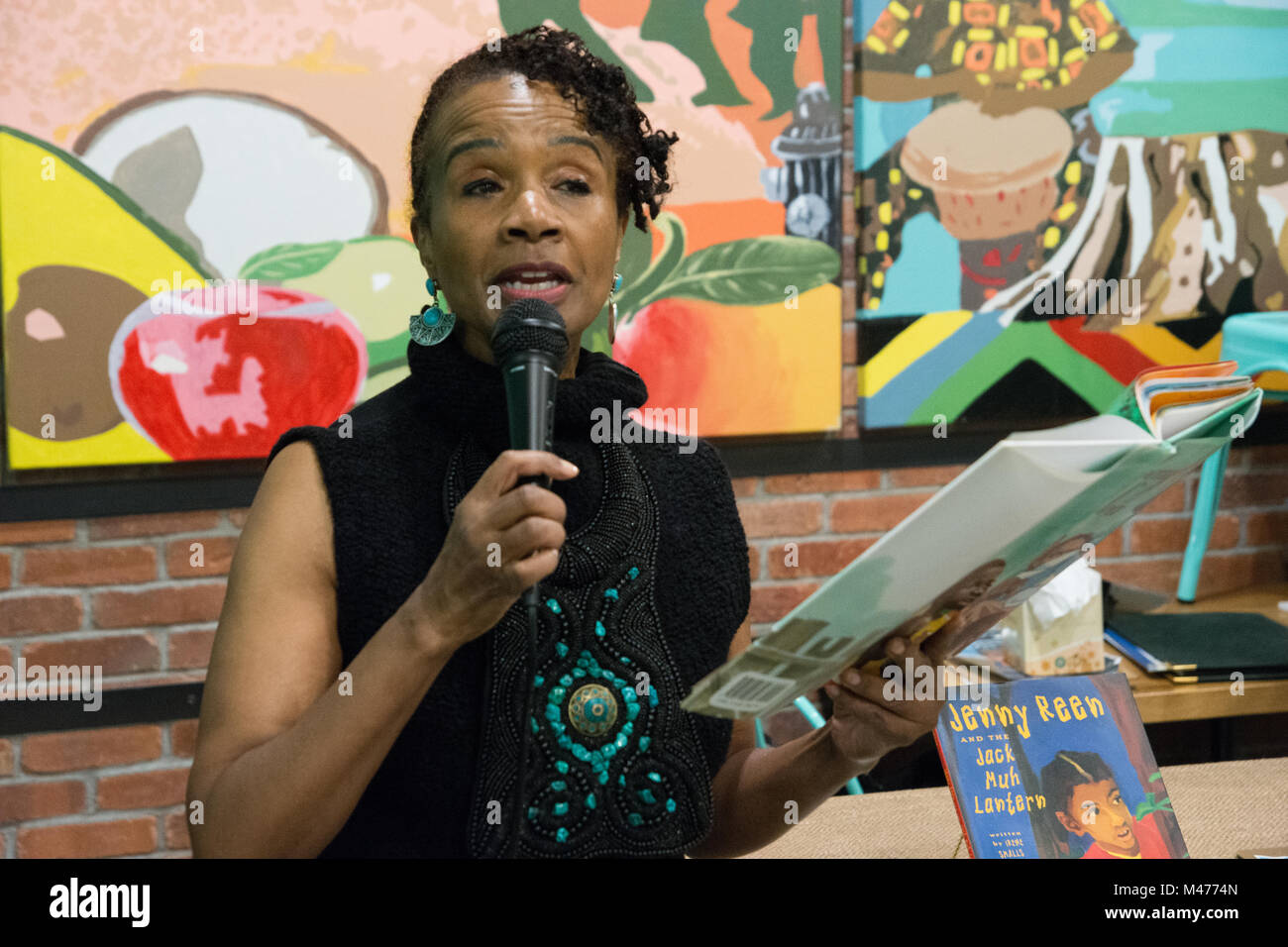 New York, USA. 13 Février, 2018. Mme Sheryl effectue des personnages et raconte qu'elle la lit à partir de son livre 'Ebony' la mer. Irene Smalls, conteur africain-américain et auteur de livres pour enfants, qui a eu lieu un mois de l'histoire des Noirs la lecture de pièces musicales de ses œuvres pour un public attentif à l'ensemble Foods Store sur 125th Street. Smalls, renommée internationale d'un auteur à succès, est basé à Boston. Credit : M. Stan Reaves/Alamy Live News Banque D'Images