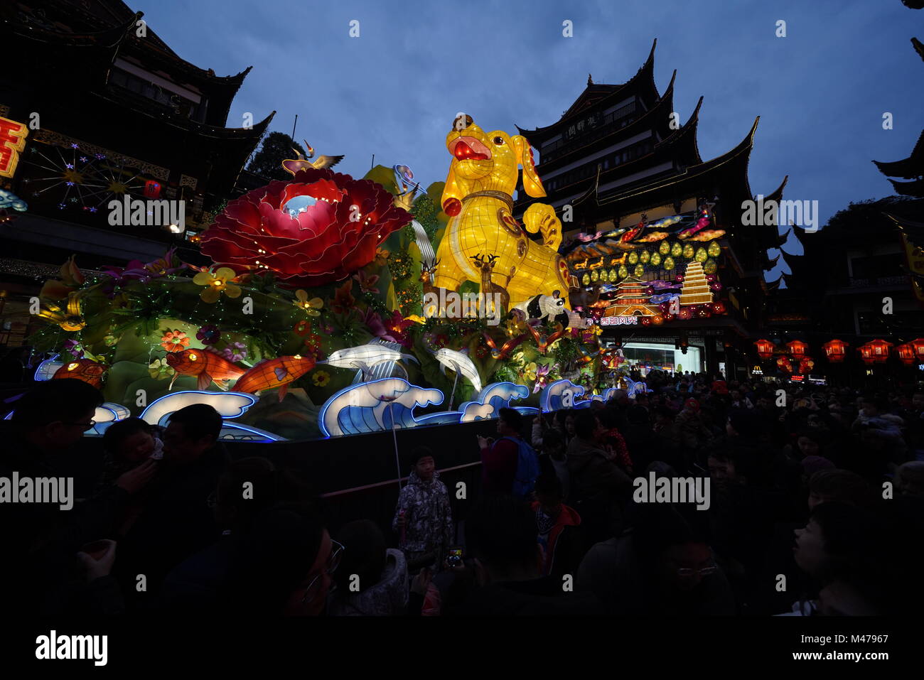 Shanghai, Chine. 14 Février, 2018. Les gens célébrant le nouvel an chinois, 2018(année du Chien) au Jardin de Yu Yuan salon de Shanghai, Chine. Credit : Luciano Mortula/Alamy Live News Banque D'Images