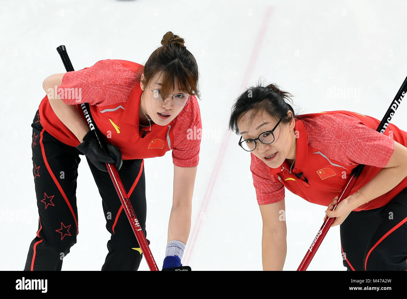 Pyeongchang, Corée du Sud. Feb 15, 2018. Ma Jingyi (L) et Zhou Yan de concurrencer la Chine au cours de l'événement de la ronde des femmes contre les athlètes olympiques de curling de la Russie à l'occasion des Jeux Olympiques d'hiver de PyeongChang 2018 au Centre de curling Gangneung, Gangneung, Corée du Sud, le 15 février 2018. La Chine a perdu 6-7. Credit : Ma Ping/Xinhua/Alamy Live News Banque D'Images