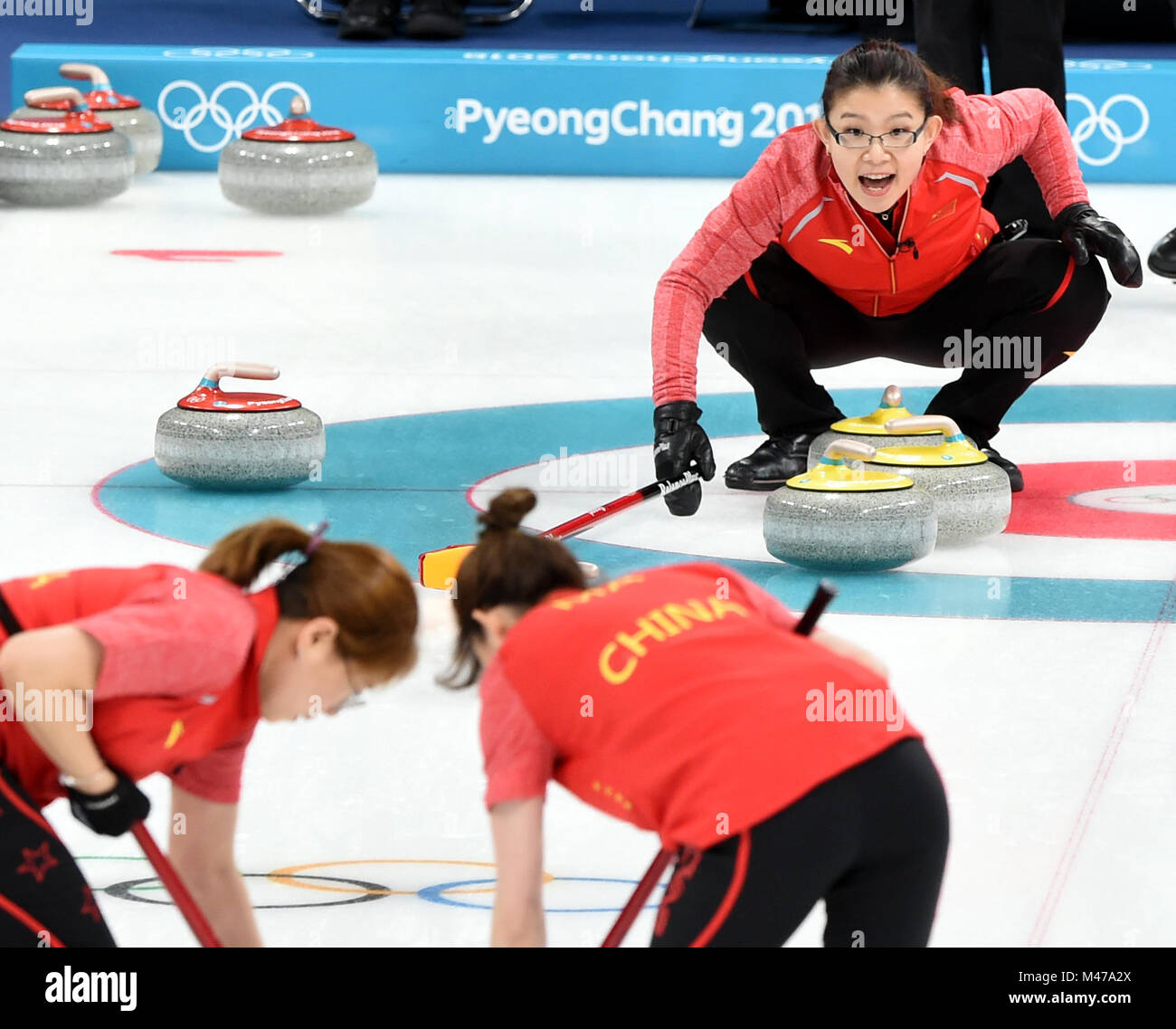 Pyeongchang, Corée du Sud. Feb 15, 2018. Bingyu Wang (arrière) de la concurrence de la Chine au cours de l'événement de la ronde des femmes contre les athlètes olympiques de curling de la Russie à l'occasion des Jeux Olympiques d'hiver de PyeongChang 2018 au Centre de curling Gangneung, Gangneung, Corée du Sud, le 15 février 2018. La Chine a perdu 6-7. Credit : Ma Ping/Xinhua/Alamy Live News Banque D'Images