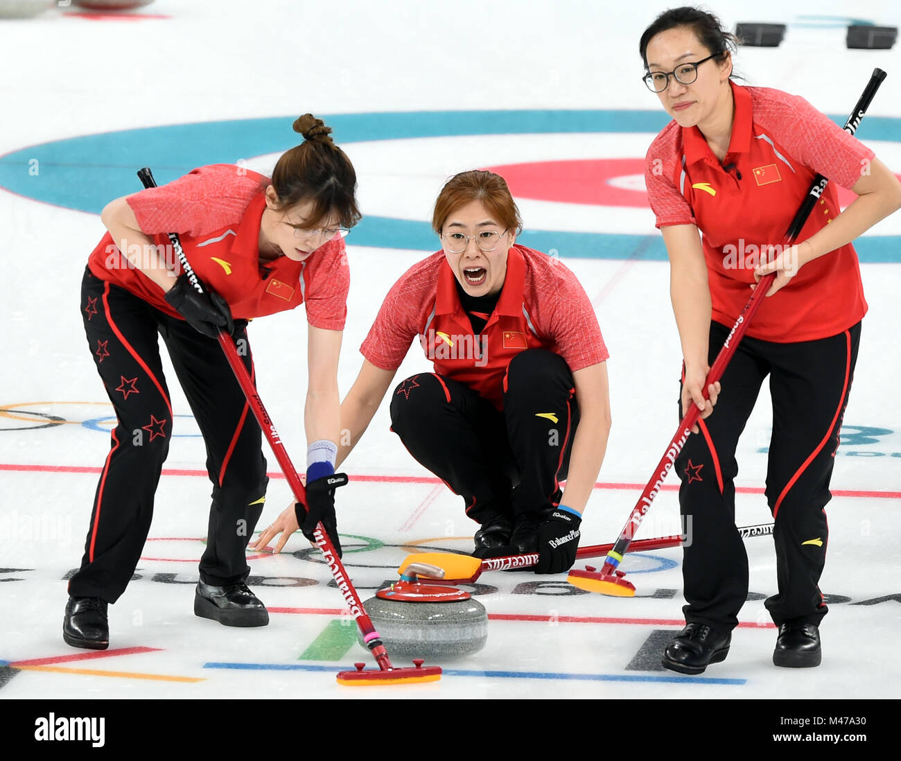 Pyeongchang, Corée du Sud. Feb 15, 2018. Ma Jingyi (L), Liu No 88 Jitai Wu (C) et Zhou Yan de concurrencer la Chine au cours de l'événement de la ronde des femmes contre les athlètes olympiques de curling de la Russie à l'occasion des Jeux Olympiques d'hiver de PyeongChang 2018 au Centre de curling Gangneung, Gangneung, Corée du Sud, le 15 février 2018. La Chine a perdu 6-7. Credit : Ma Ping/Xinhua/Alamy Live News Banque D'Images