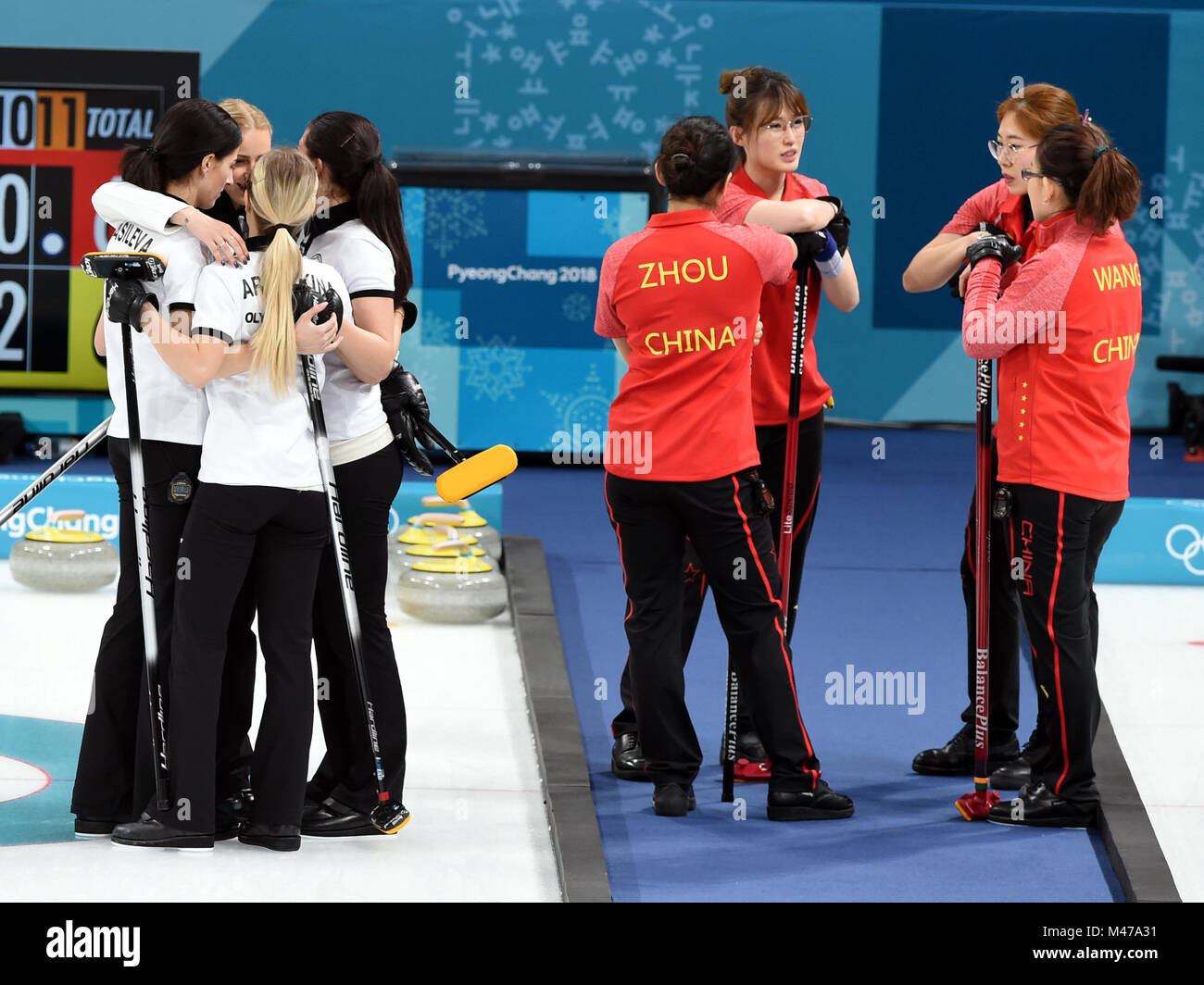 Pyeongchang, Corée du Sud. Feb 15, 2018. Les athlètes olympiques de la Russie (L) célébrer après avoir remporté le tournoi à la ronde des femmes de l'événement contre la Chine au curling aux Jeux Olympiques d'hiver de PyeongChang 2018 au Centre de curling Gangneung, Gangneung, Corée du Sud, le 15 février 2018. Les athlètes olympiques de la Russie a gagné 7-6. Credit : Ma Ping/Xinhua/Alamy Live News Banque D'Images