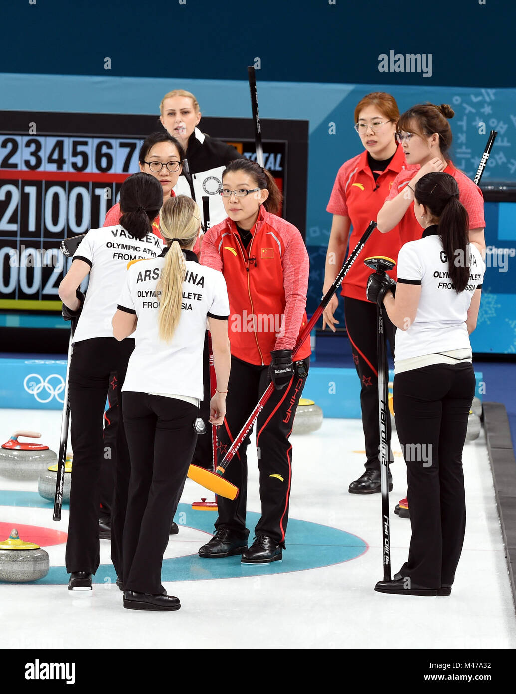 Pyeongchang, Corée du Sud. Feb 15, 2018. Les athlètes olympiques de la Russie (en blanc) se serrer la main avec les athlètes chinois après avoir remporté le tournoi à la ronde des femmes de l'événement contre la Chine au curling aux Jeux Olympiques d'hiver de PyeongChang 2018 au Centre de curling Gangneung, Gangneung, Corée du Sud, le 15 février 2018. Les athlètes olympiques de la Russie a gagné 7-6. Credit : Ma Ping/Xinhua/Alamy Live News Banque D'Images
