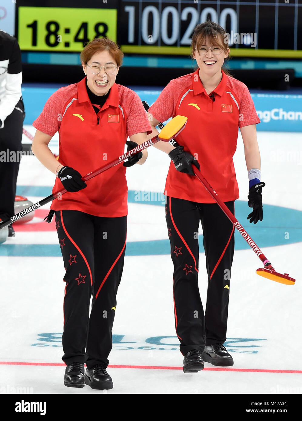 Pyeongchang, Corée du Sud. Feb 15, 2018. No 88 Jitai Wu Liu (L) et Ma Jingyi de concurrencer la Chine au cours de l'événement de la ronde des femmes contre les athlètes olympiques de curling de la Russie à l'occasion des Jeux Olympiques d'hiver de PyeongChang 2018 au Centre de curling Gangneung, Gangneung, Corée du Sud, le 15 février 2018. La Chine a perdu 6-7. Credit : Ma Ping/Xinhua/Alamy Live News Banque D'Images