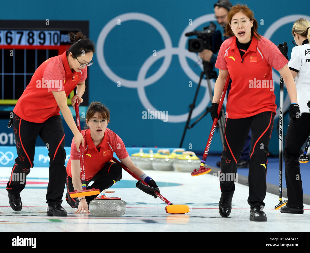 Pyeongchang, Corée du Sud. Feb 15, 2018. Yan Zhou (L), Ma Jingyi (C) et Liu No 88 Jitai Wu de la Chine au cours de la concurrence à la ronde des femmes de l'événement olympique de curling contre la Russie à 2018 athlètes aux Jeux Olympiques d'hiver de PyeongChang au centre de curling Gangneung, Gangneung, Corée du Sud, le 15 février 2018. La Chine a perdu 6-7. Credit : Ma Ping/Xinhua/Alamy Live News Banque D'Images