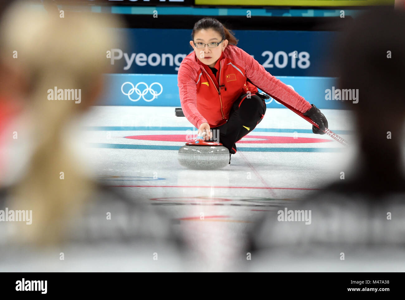 Pyeongchang, Corée du Sud. Feb 15, 2018. Bingyu Wang de la concurrence de la Chine au cours de l'événement de la ronde des femmes contre les athlètes olympiques de curling de la Russie à l'occasion des Jeux Olympiques d'hiver de PyeongChang 2018 au Centre de curling Gangneung, Gangneung, Corée du Sud, le 15 février 2018. La Chine a perdu 6-7. Credit : Ma Ping/Xinhua/Alamy Live News Banque D'Images