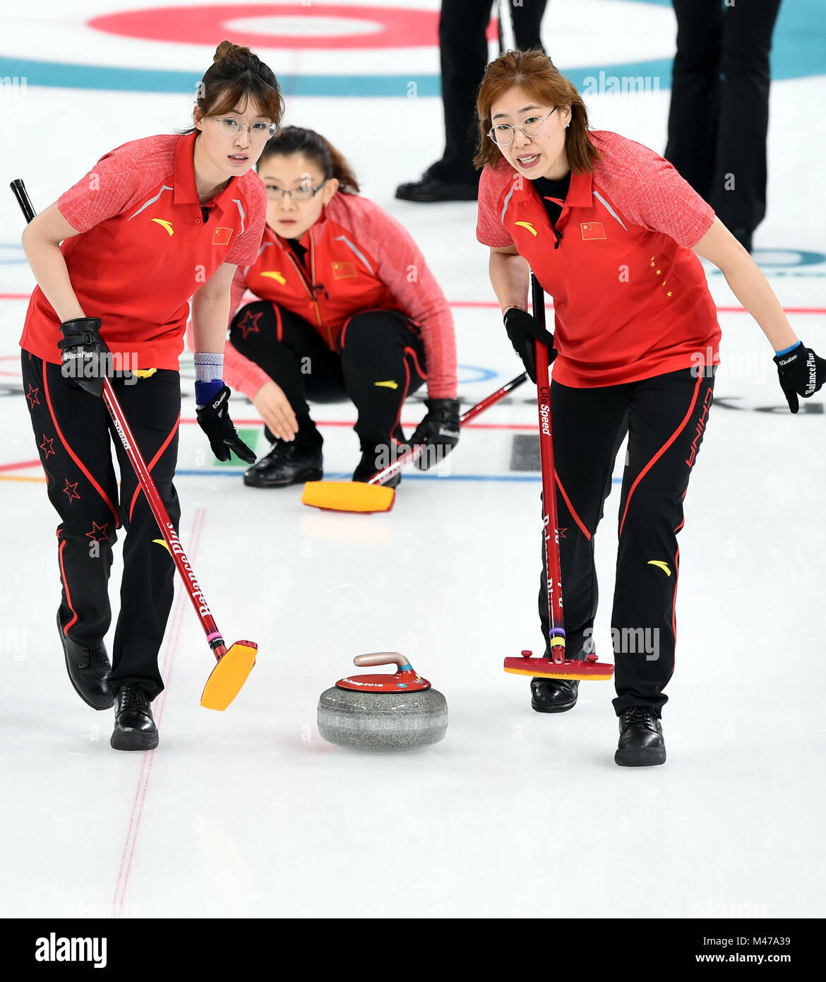 Pyeongchang, Corée du Sud. Feb 15, 2018. Ma Jingyi (L), Liu No 88 Jitai Wu (R) et Wang Bingyu de concurrencer la Chine au cours de l'événement de la ronde des femmes contre les athlètes olympiques de curling de la Russie à l'occasion des Jeux Olympiques d'hiver de PyeongChang 2018 au Centre de curling Gangneung, Gangneung, Corée du Sud, le 15 février 2018. La Chine a perdu 6-7. Credit : Ma Ping/Xinhua/Alamy Live News Banque D'Images