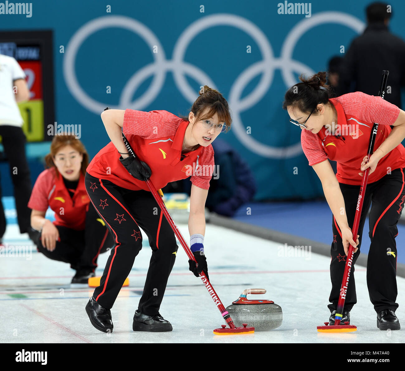 Pyeongchang, Corée du Sud. Feb 15, 2018. Ma Jingyi (L, à l'avant) et Zhou Yan (R, à l'avant) de la Chine en concurrence au cours de l'événement de la ronde des femmes contre les athlètes olympiques de curling de la Russie à l'occasion des Jeux Olympiques d'hiver de PyeongChang 2018 au Centre de curling Gangneung, Gangneung, Corée du Sud, le 15 février 2018. La Chine a perdu 6-7. Credit : Ma Ping/Xinhua/Alamy Live News Banque D'Images