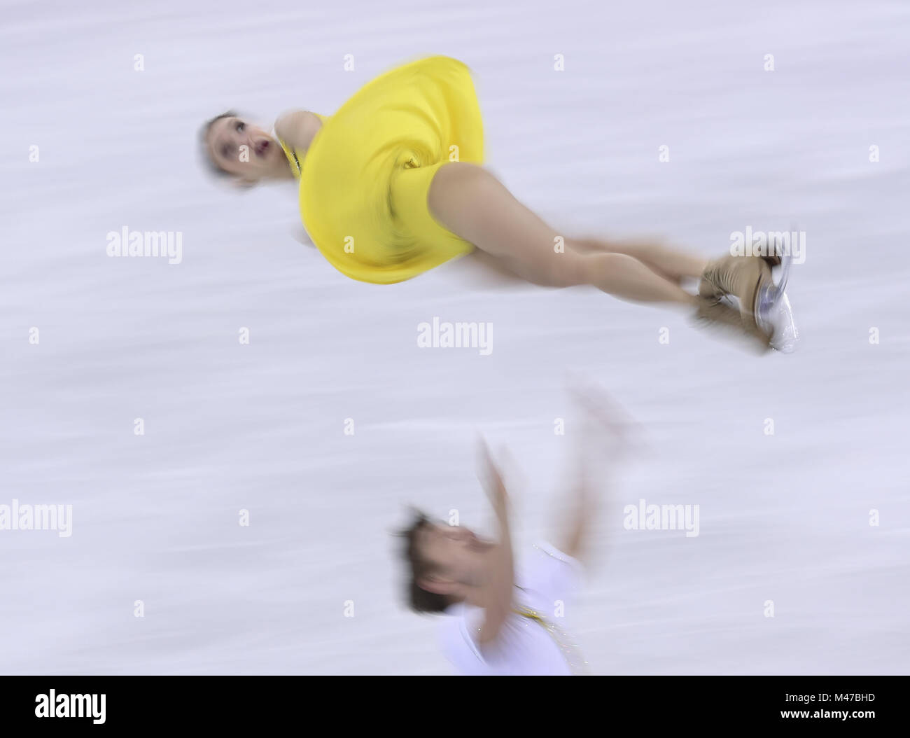 Pyeongchang, Corée du Sud. Feb 15, 2018. Les athlètes olympiques de la Russie Kristina Astakhova participait (Haut) et Alexei Rogonov en concurrence au cours de la paire skating patinage libre du patinage artistique à l'occasion des Jeux Olympiques d'hiver de PyeongChang 2018, à Gangneung Ice Arena, de Corée du Sud, le 15 février 2018. La Russie Kristina et Alexei Rogonov Astakhova participait a obtenu la 12e place dans le cas du patinage en couple avec 194,45 points au total. Credit : Lan Hongguang/Xinhua/Alamy Live News Banque D'Images