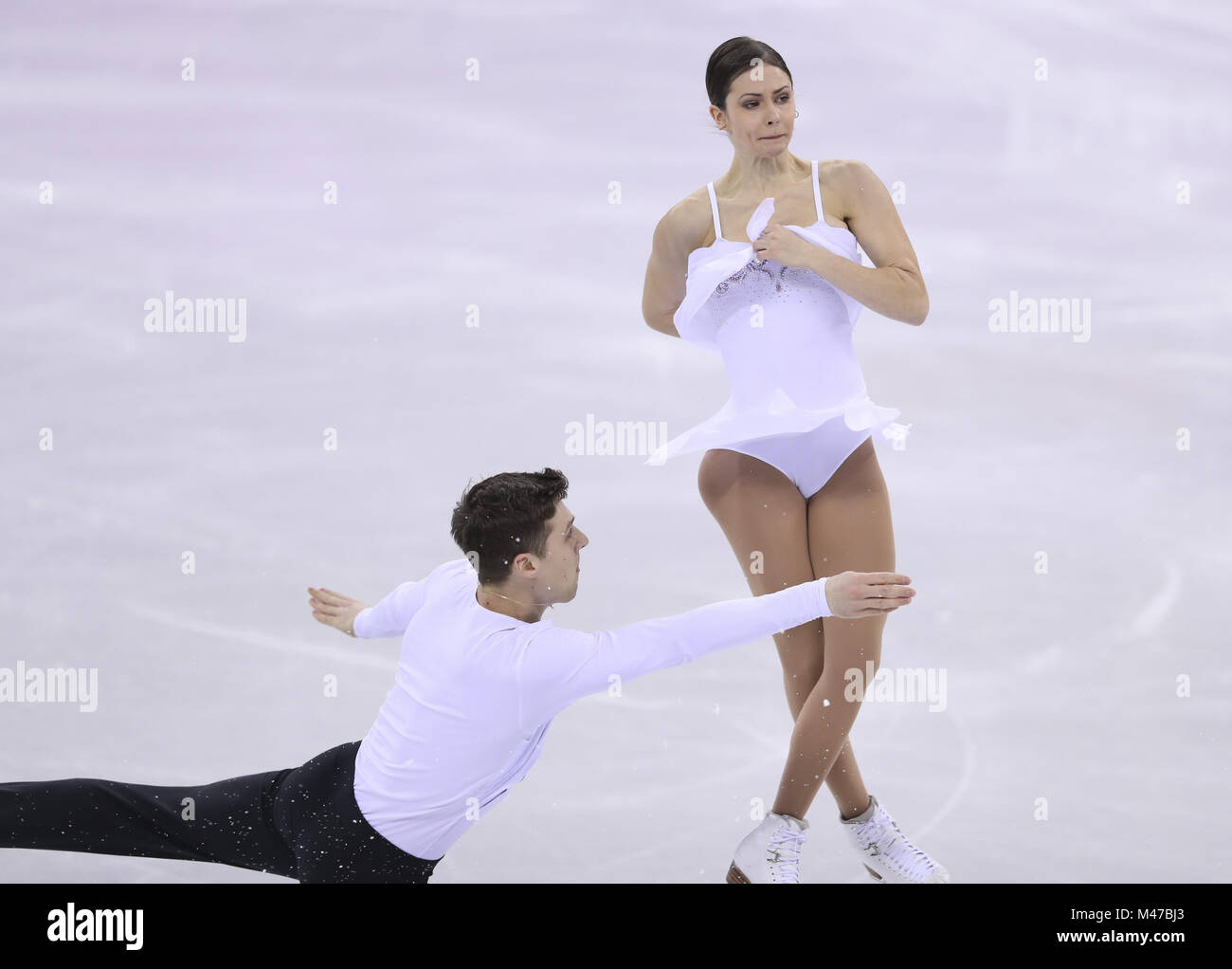 Pyeongchang, Corée du Sud. Feb 15, 2018. Les athlètes olympiques de la Russie Evgenia Tarasova (R) et Vladimir Morozov en concurrence au cours de la paire skating patinage libre du patinage artistique à l'occasion des Jeux Olympiques d'hiver de PyeongChang 2018, à Gangneung Ice Arena, de Corée du Sud, le 15 février 2018. Evgenia Tarasova et Vladimir Morozov a obtenu la 4ème place dans le cas du patinage en couple avec 224,93 points au total. Credit : Han Yan/Xinhua/Alamy Live News Banque D'Images