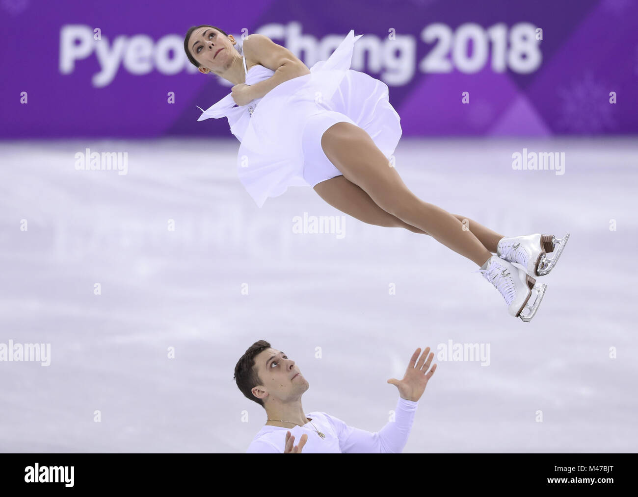 Pyeongchang, Corée du Sud. Feb 15, 2018. Les athlètes olympiques de la Russie Evgenia Tarasova (Haut) et Vladimir Morozov en concurrence au cours de la paire skating patinage libre du patinage artistique à l'occasion des Jeux Olympiques d'hiver de PyeongChang 2018, à Gangneung Ice Arena, de Corée du Sud, le 15 février 2018. Evgenia Tarasova et Vladimir Morozov a obtenu la 4ème place dans le cas du patinage en couple avec 224,93 points au total. Credit : Han Yan/Xinhua/Alamy Live News Banque D'Images