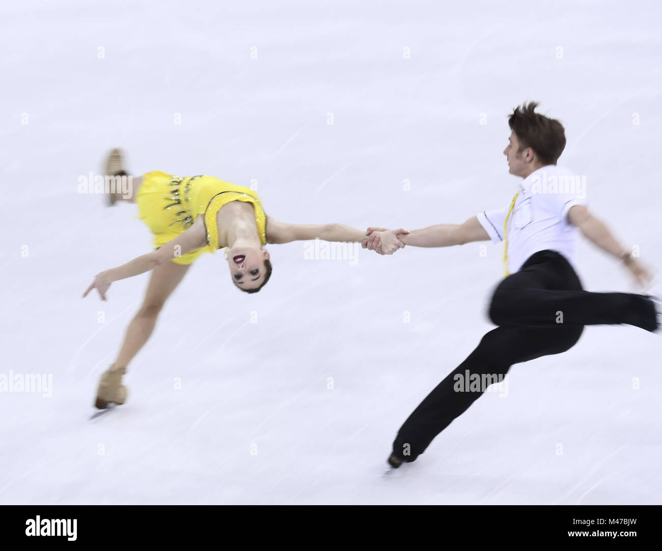 Pyeongchang, Corée du Sud. Feb 15, 2018. Les athlètes olympiques de la Russie Kristina Astakhova participait (L) et Alexei Rogonov en concurrence au cours de la paire skating patinage libre du patinage artistique à l'occasion des Jeux Olympiques d'hiver de PyeongChang 2018, à Gangneung Ice Arena, de Corée du Sud, le 15 février 2018. La Russie Kristina et Alexei Rogonov Astakhova participait a obtenu la 12e place dans le cas du patinage en couple avec 194,45 points au total. Credit : Lan Hongguang/Xinhua/Alamy Live News Banque D'Images