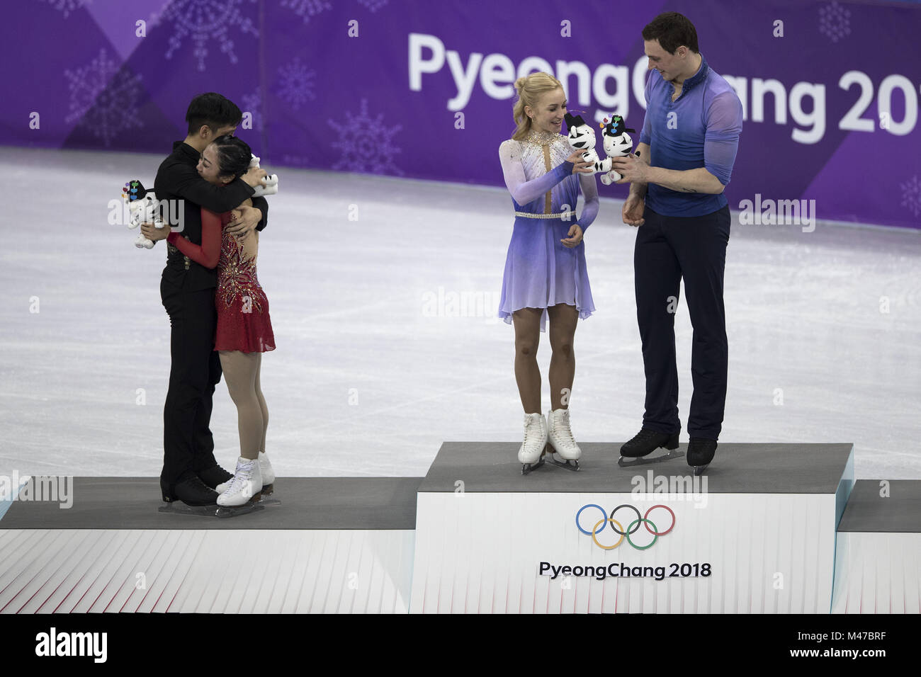 Pyeongchang, Corée du Sud. Feb 15, 2018. Les médaillés d'or Aljona Savchenko (2e R) et Bruno Massot (1e R) de l'Allemagne, de l'argent-Sui Wenjing médaillés (2L) et Han Cong de Chine réagir pendant la cérémonie de l'événement lieu paire du patinage artistique à l'occasion des Jeux Olympiques d'hiver de PyeongChang 2018, à Gangneung Ice Arena, de Corée du Sud, le 15 février 2018. Credit : Fei Maohua/Xinhua/Alamy Live News Banque D'Images