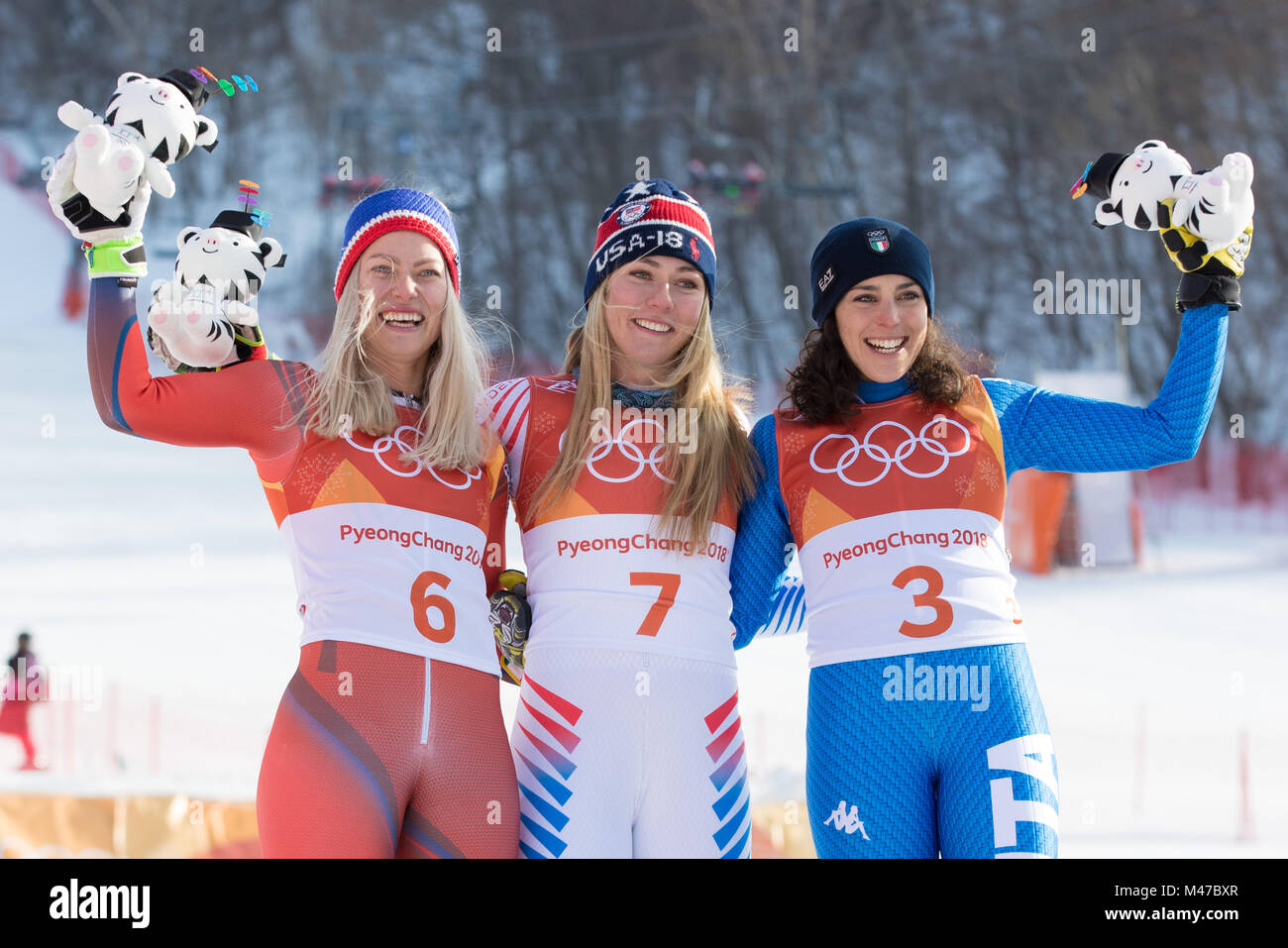 Pyeongchang, Corée du Sud. Feb 15, 2018. Mikaela Shiffrin champion des États-Unis (C), le second placé Mowinckel Ragnhild de Norvège (L) et troisième Federica Brignone d'Italie célébrer au cours de cérémonie lieu le slalom géant féminin de ski alpin à Pyeongchang 2018 Jeux Olympiques d'hiver au centre alpin de Yongpyong, PyeongChang, Corée du Sud, le 15 février 2018. Credit : Wu Zhuang/Xinhua/Alamy Live News Banque D'Images