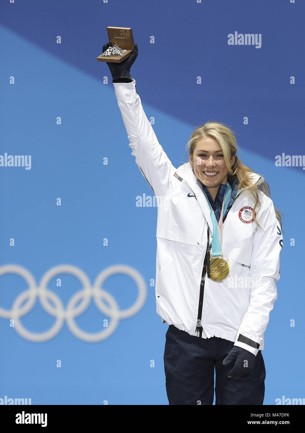 Pyeongchang, Corée du Sud. Feb 15, 2018. Mikaela Shiffrin champion des États-Unis pose pour des photos au cours d'une cérémonie de remise de médailles de women's slalom géant de ski alpin à Pyeongchang 2018 Jeux Olympiques d'hiver à l'Esplanade de Remise des médailles, PyeongChang, Corée du Sud, le 15 février 2018. Credit : Wu Zhuang/Xinhua/Alamy Live News Banque D'Images
