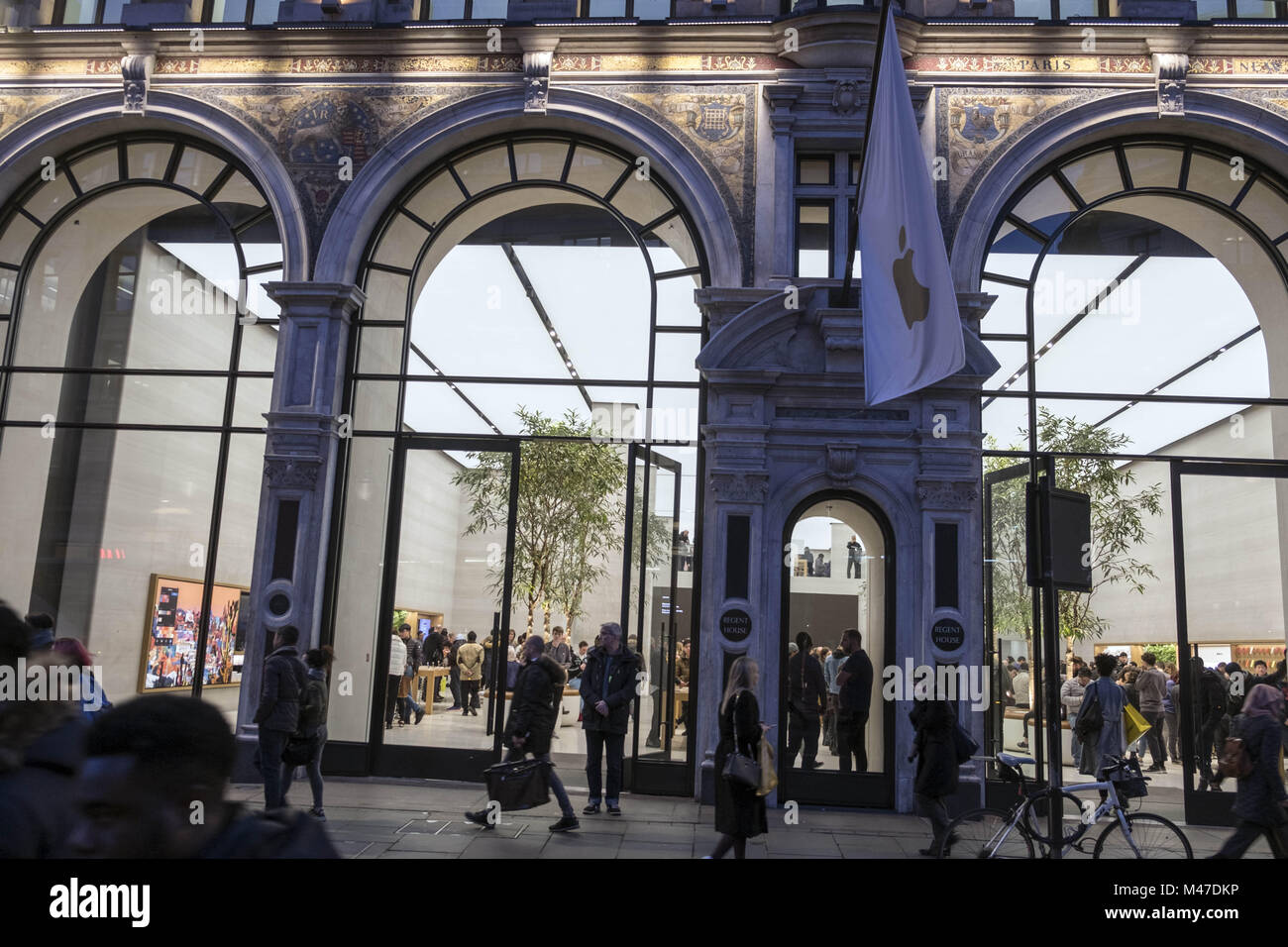 Londres, Royaume-Uni. 30Th Jan, 2018. Vu de l'Apple Store de Londres célèbre Oxford Street. Le centre de Londres est une des plus belles attractions touristiques pour les personnes dont les prêts à acheter et profiter de la variété de marques dans le monde entier et célèbre. Credit : Rahman Hassani/SOPA/ZUMA/Alamy Fil Live News Banque D'Images