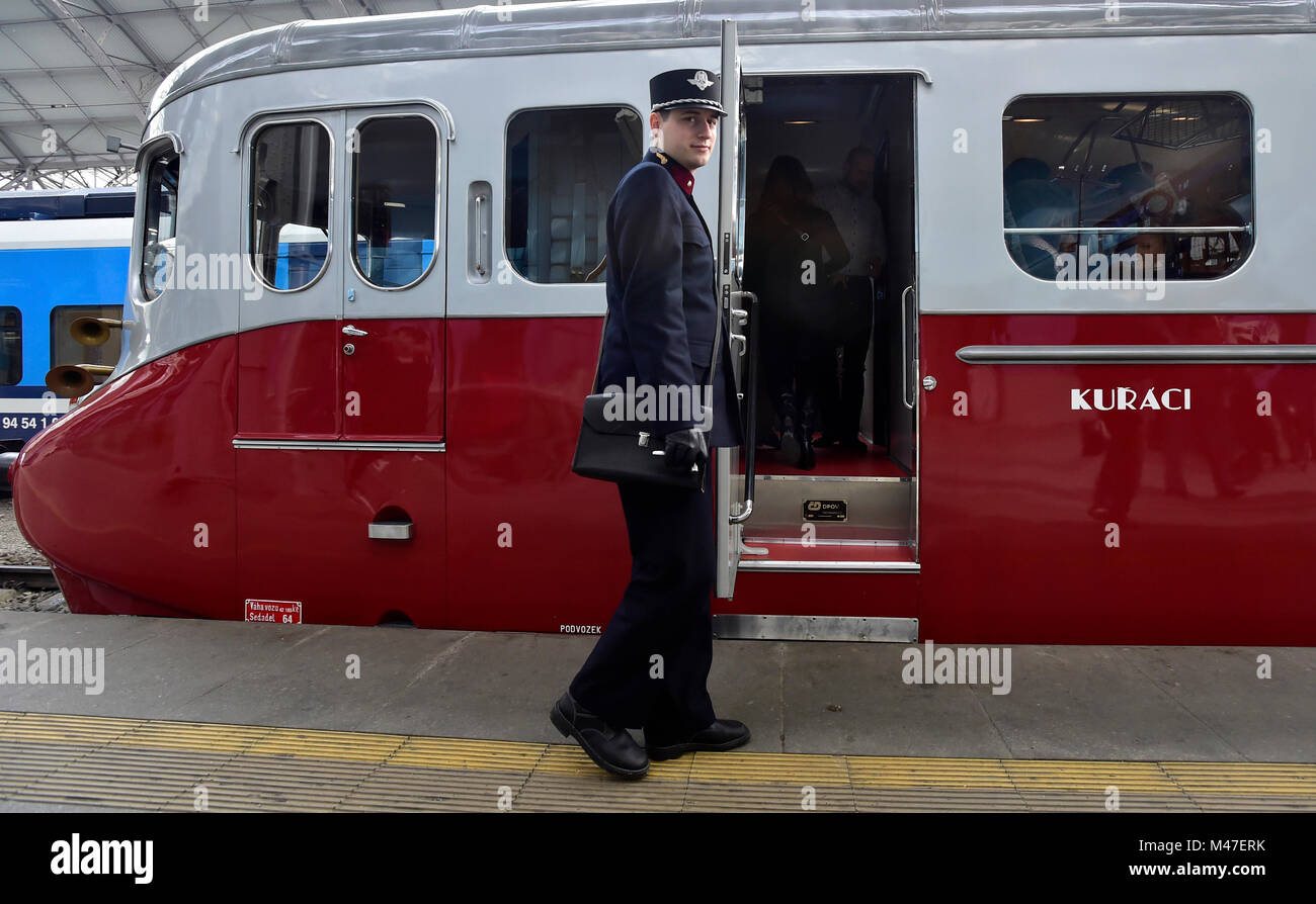 Prague, République tchèque. Feb 15, 2018. L'M 260,001 Motor coach, surnommé Flèche d'argent, est perçue au cours de l'exposé à Prague, en République tchèque, le 15 février 2018. Ce spécimen unique a été produit en 1939 par le PCF (Ceskomoravska Kolben-Danek) entreprise d'ingénierie. Photo : CTK/Vondrous Romain Photo/Alamy Live News Banque D'Images