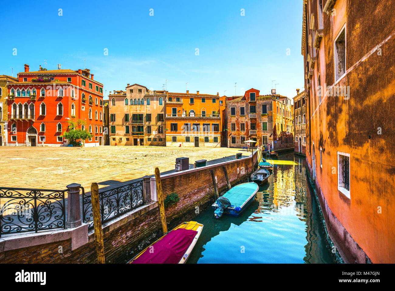 La ville de Venise, Campo S Anzolo square et de l'eau du canal. Vénétie Italie Europe. Banque D'Images