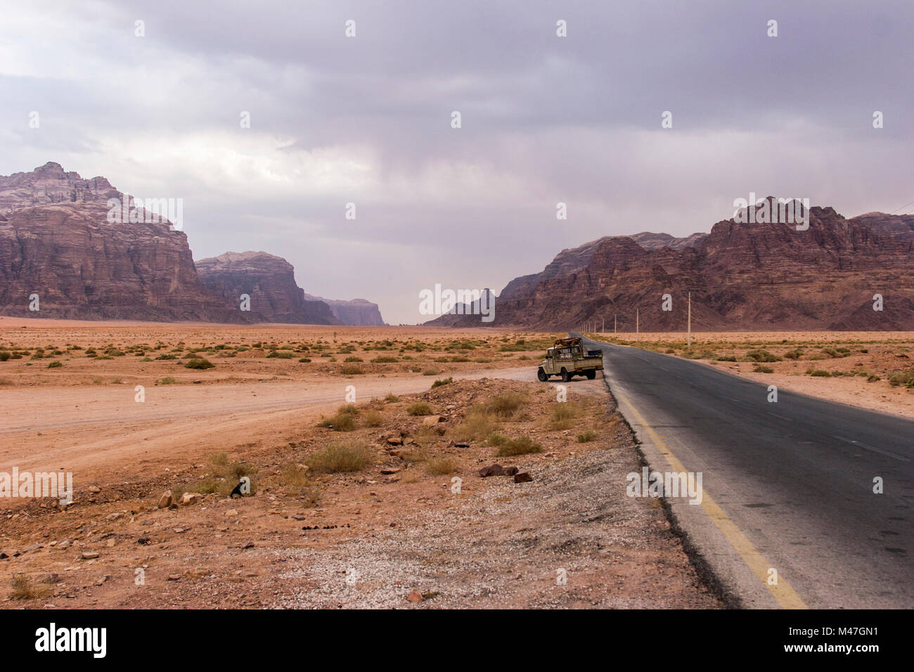 Le Wadi Rum, une vallée creusée dans le granit et grès Banque D'Images