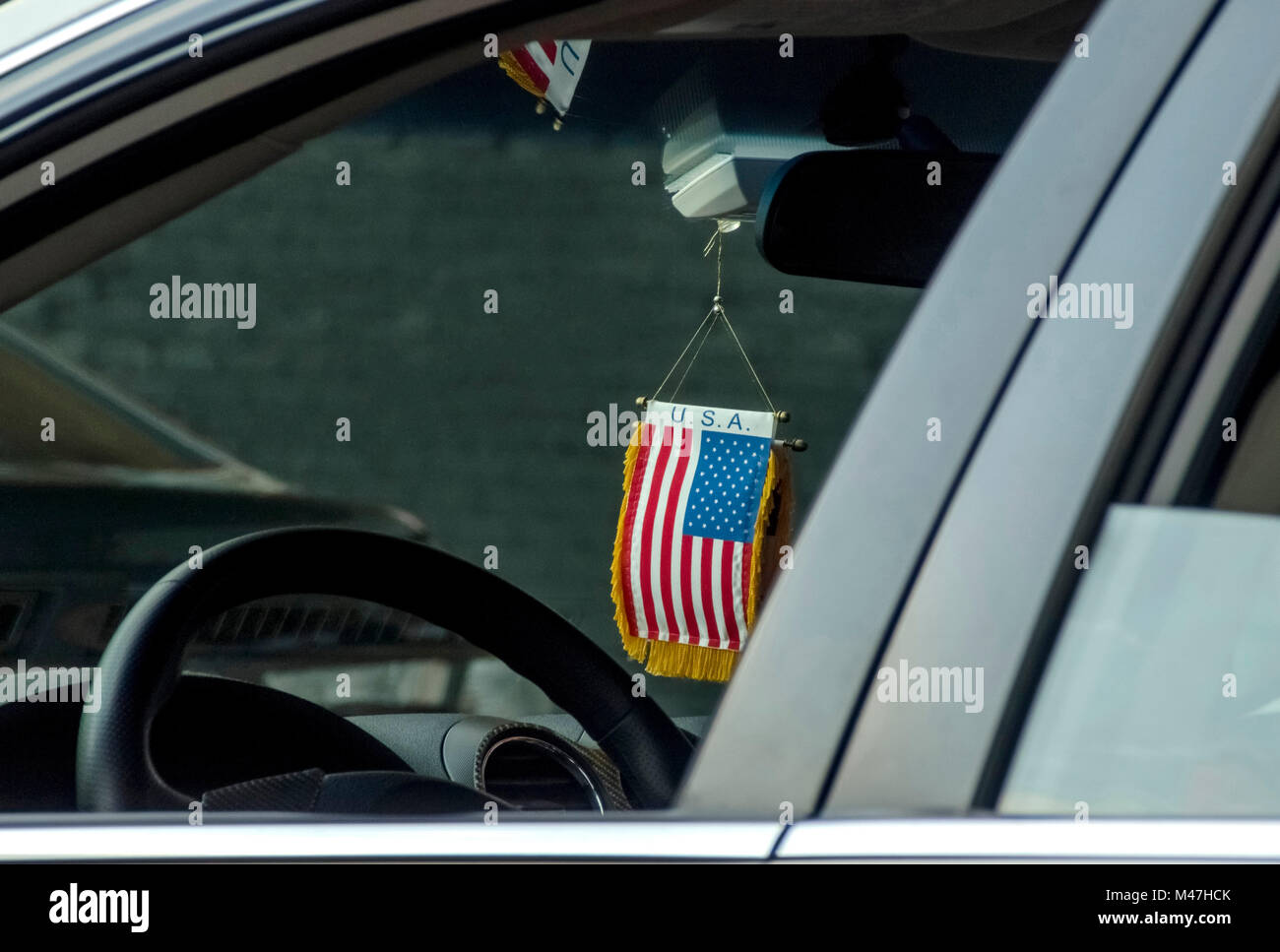 Drapeau américain est suspendu à partir de la vue arrière mirrow dans automobile Banque D'Images