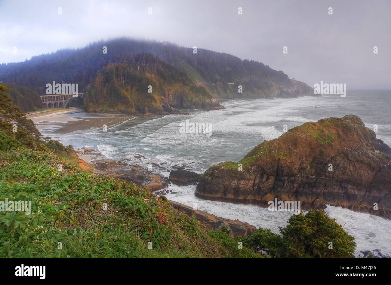 Shore côte du Pacifique. La route US 101, Cape Creek Bridge propos vu à la gauche. Construit en 1932 avec une portée de 220 pieds. Banque D'Images