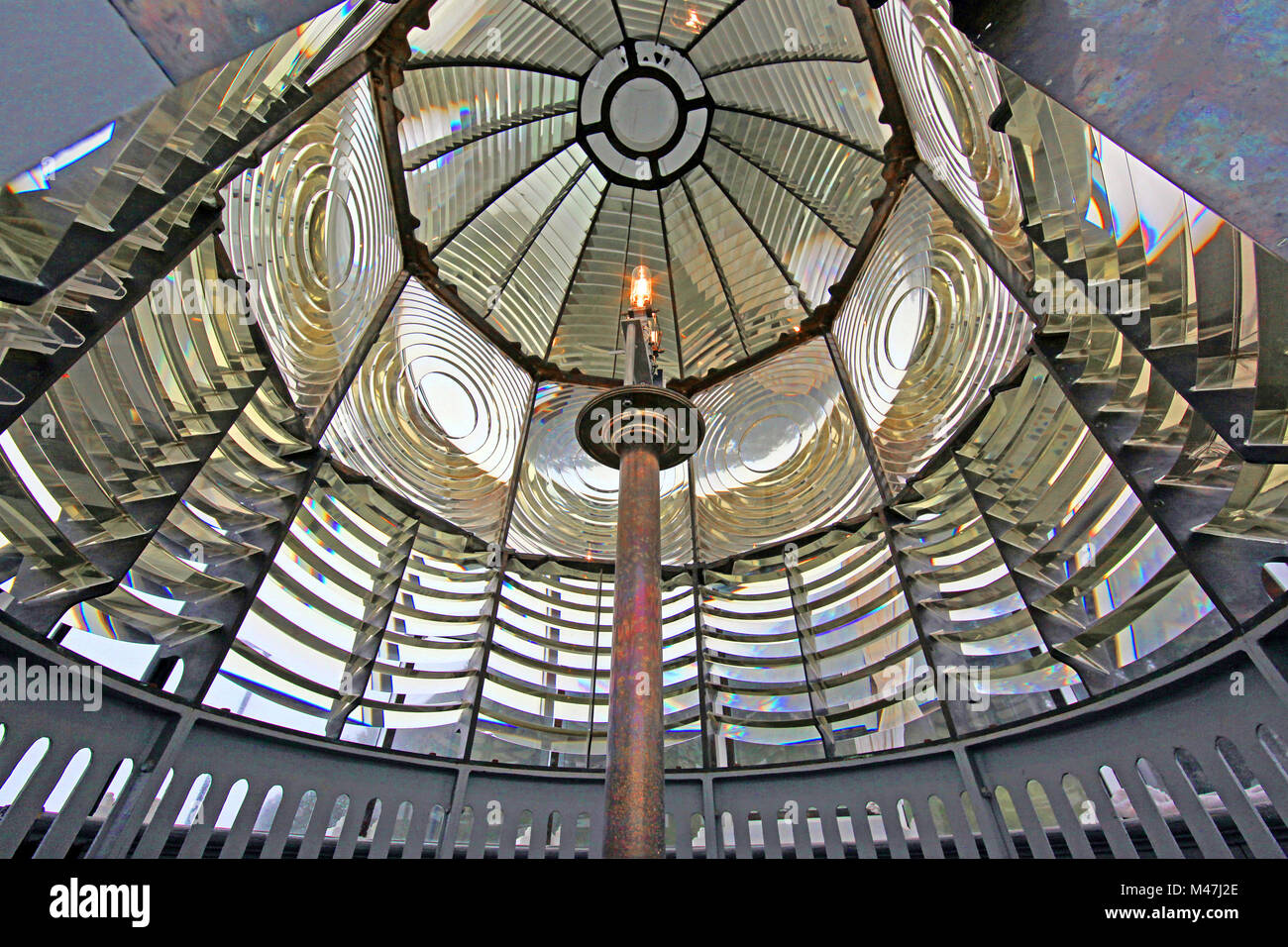 Une vue de l'intérieur du prisme de Fresnel de la tête Heceta Phare sur la côte du Pacifique de l'Oregon. Banque D'Images