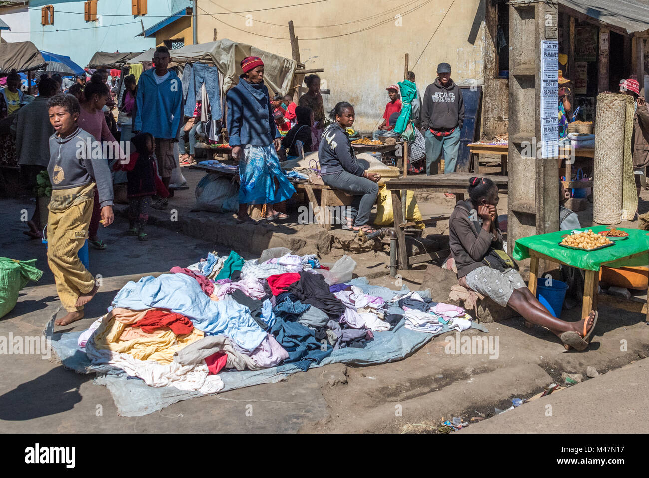 La vente de vêtements usagés à un marché, à Madagascar Photo Stock - Alamy