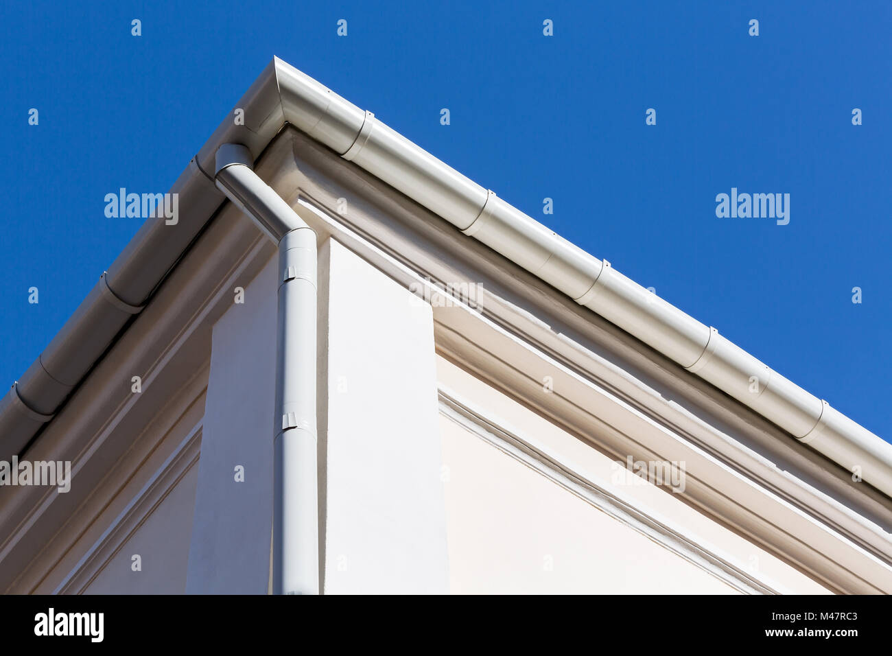 Gouttière de toit de métal blanc Banque D'Images