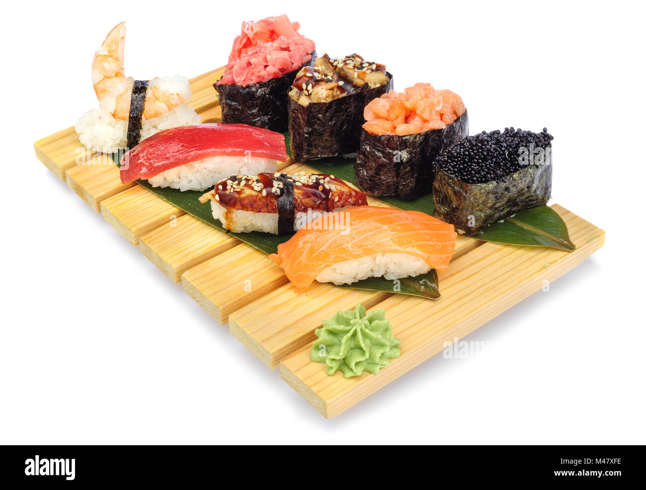 Jeu de rouleaux de sushi sur conseil de bambou Banque D'Images