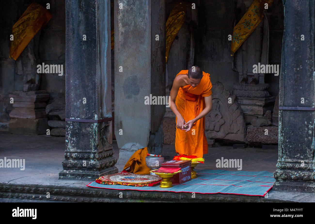 Moine bouddhiste au Temple d'Angkor Wat à Siem Reap au Cambodge Banque D'Images