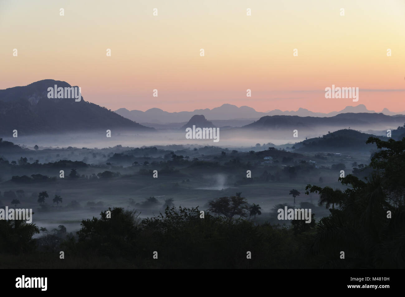 La Vallée de Vinales au lever du soleil dans l'ouest de Cuba. Banque D'Images