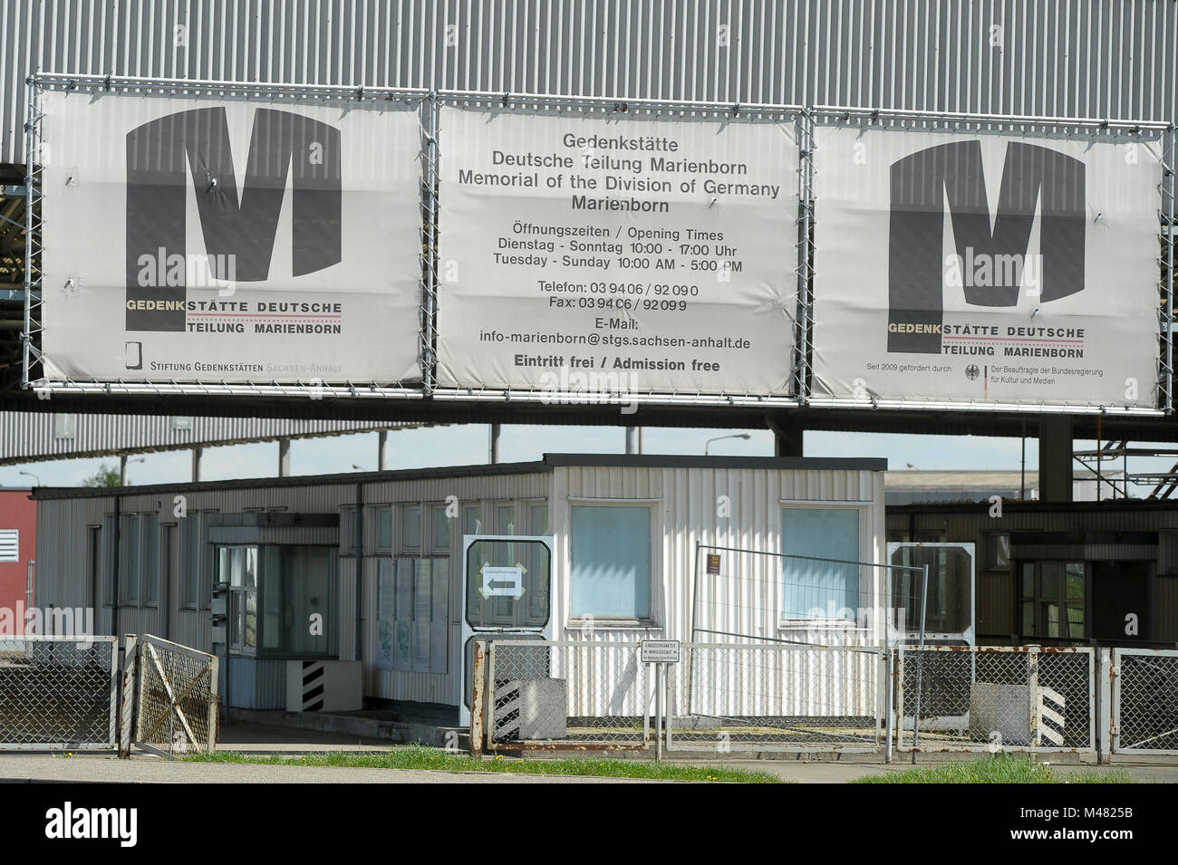 L'ancien point de contrôle et contrôle de passeport kiosques de Grenzubergangsstelle Marienborn GUSt sur côté allemand de l'Est de l'ancienne RDA et l'Allemagne de l'Ouest (Grenzu Banque D'Images