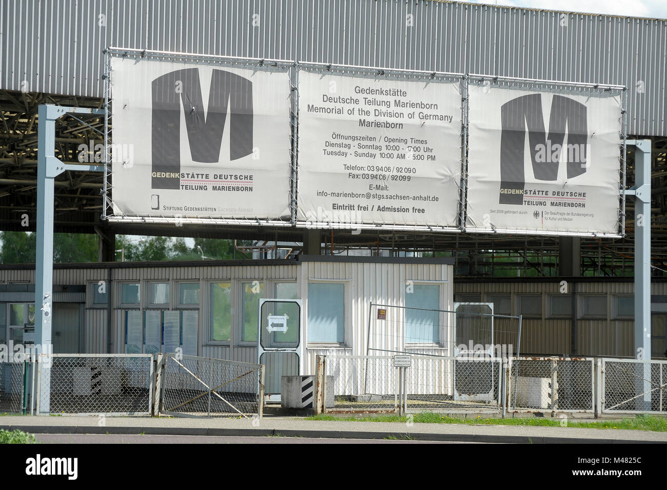 L'ancien point de contrôle et contrôle de passeport kiosques de Grenzubergangsstelle Marienborn GUSt sur côté allemand de l'Est de l'ancienne RDA et l'Allemagne de l'Ouest (Grenzu Banque D'Images