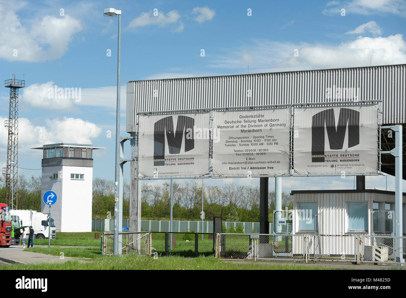 L'ancien point de contrôle et contrôle de passeport kiosques de Grenzubergangsstelle Marienborn GUSt sur côté allemand de l'Est de l'ancienne RDA et l'Allemagne de l'Ouest (Grenzu Banque D'Images