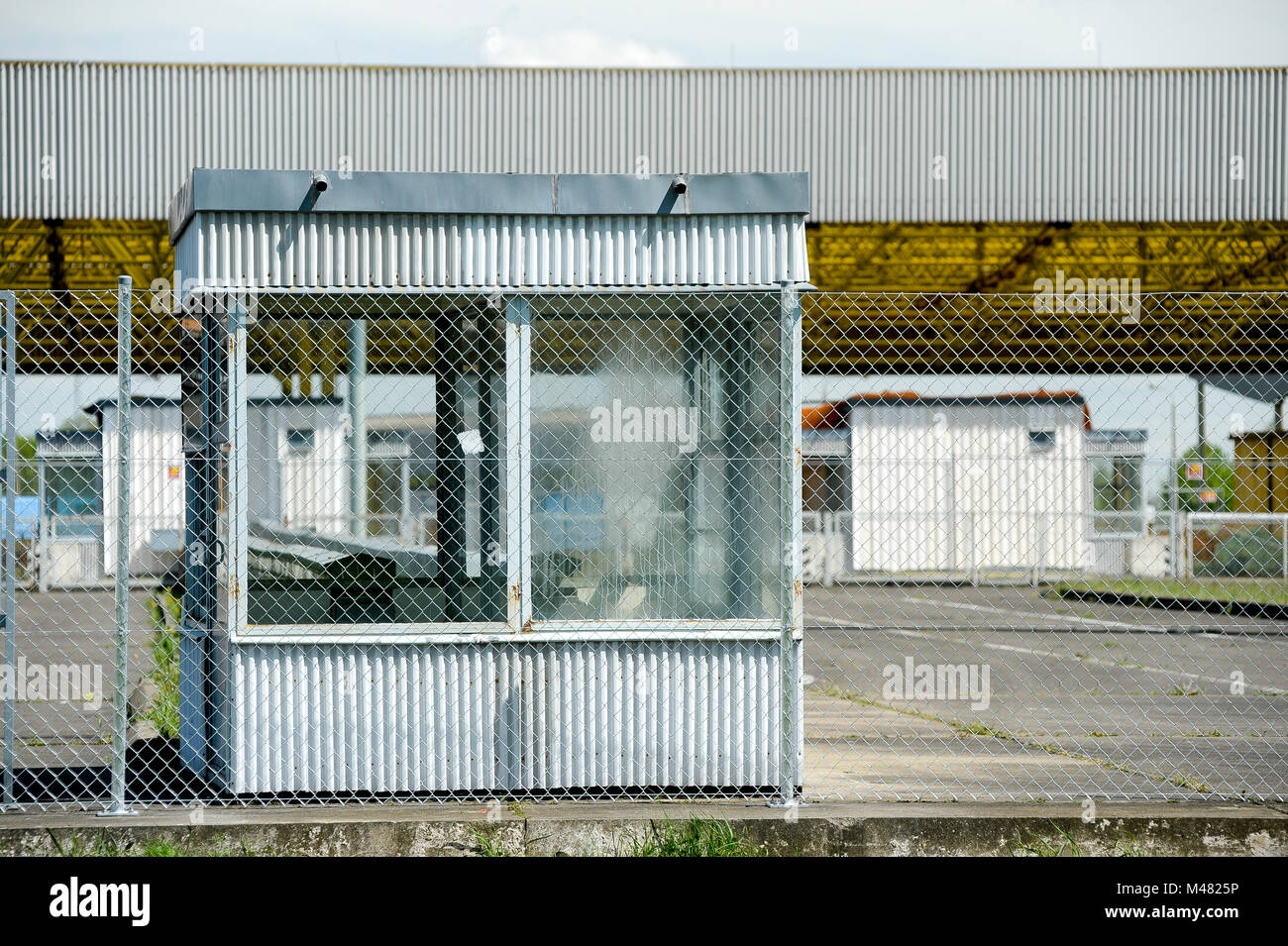 L'ancien point de contrôle et contrôle de passeport kiosques de Grenzubergangsstelle Marienborn GUSt sur côté allemand de l'Est de l'ancienne RDA et l'Allemagne de l'Ouest (Grenzu Banque D'Images