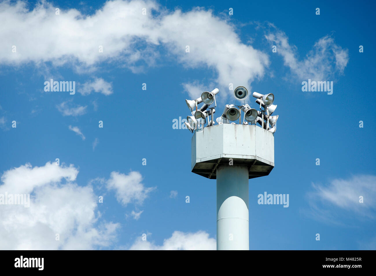 La tour de contrôle de la lumière dans l'ancien point de contrôle des passeports et des cabines d'Grenzubergangsstelle Marienborn GUSt sur côté allemand de l'Est de l'ancienne RDA et de l'Ouest Banque D'Images