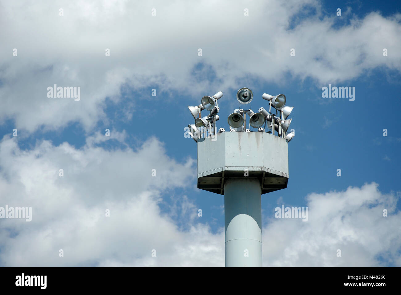 La tour de contrôle de la lumière dans l'ancien point de contrôle des passeports et des cabines d'Grenzubergangsstelle Marienborn GUSt sur côté allemand de l'Est de l'ancienne RDA et de l'Ouest Banque D'Images