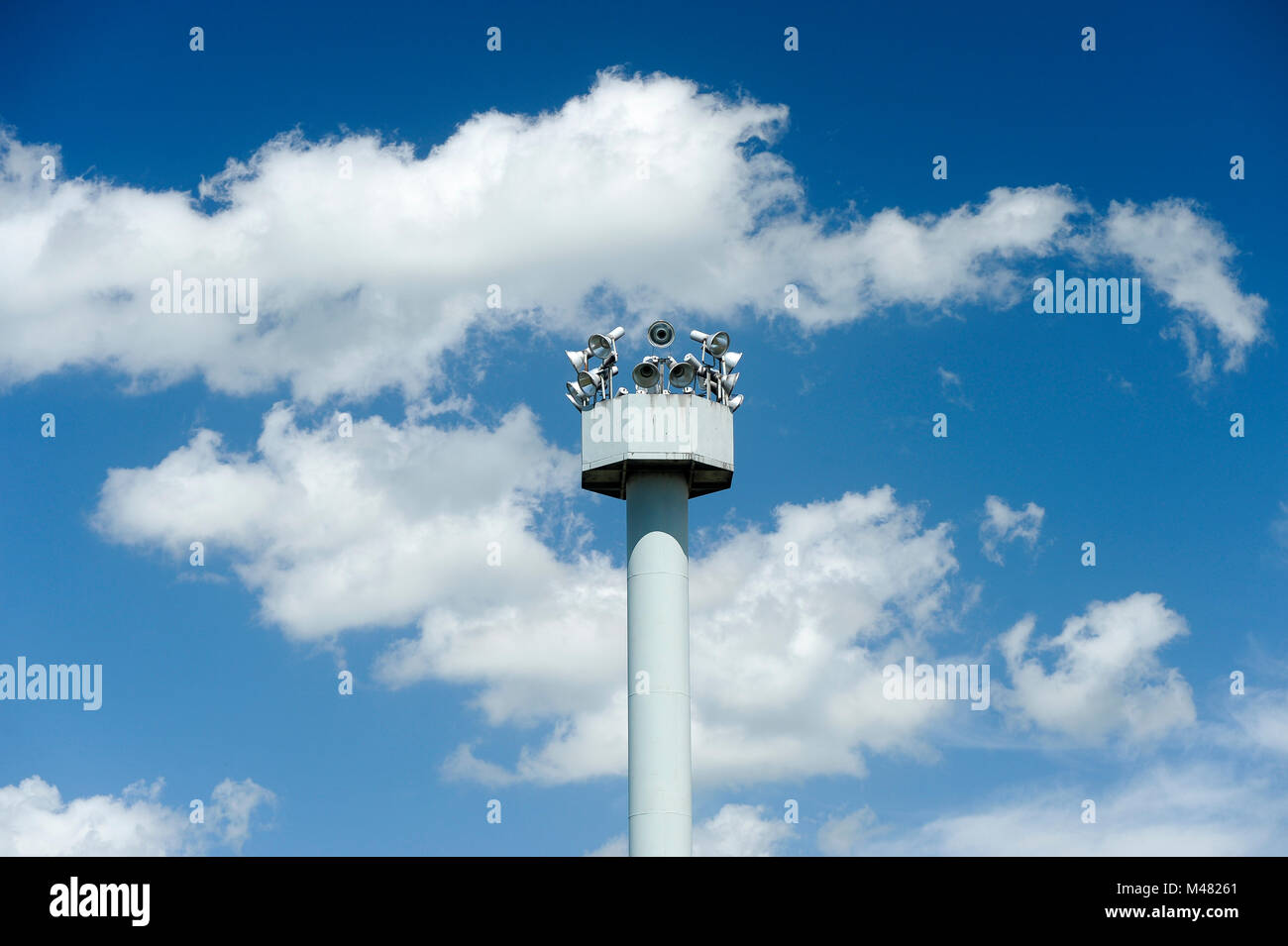 La tour de contrôle de la lumière dans l'ancien point de contrôle des passeports et des cabines d'Grenzubergangsstelle Marienborn GUSt sur côté allemand de l'Est de l'ancienne RDA et de l'Ouest Banque D'Images