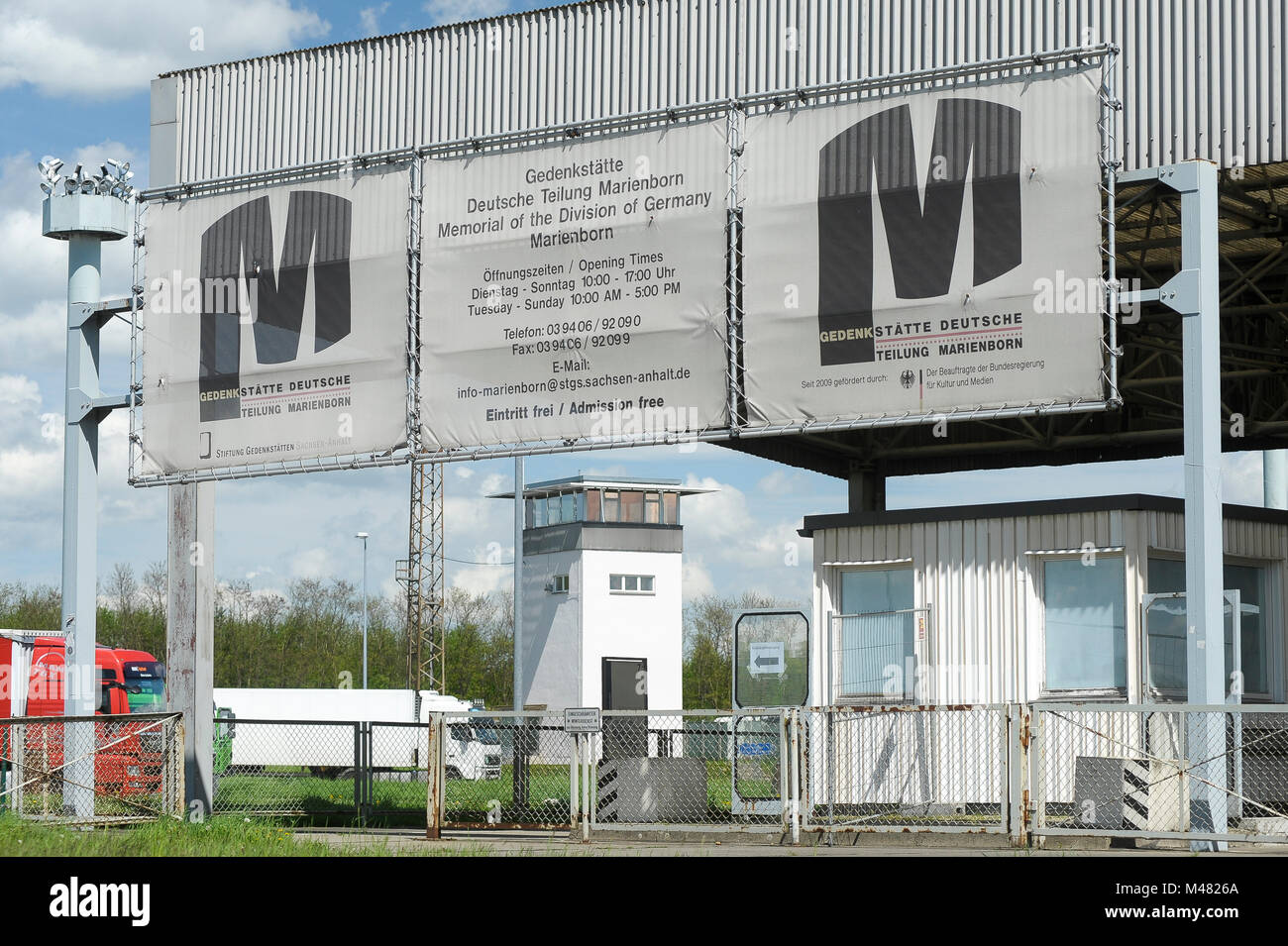 L'ancien point de contrôle et contrôle de passeport kiosques de Grenzubergangsstelle Marienborn GUSt sur côté allemand de l'Est de l'ancienne RDA et l'Allemagne de l'Ouest (Grenzu Banque D'Images