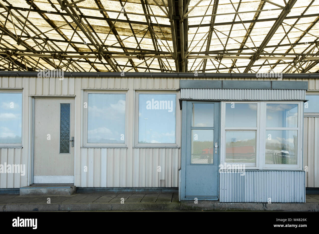 L'ancien point de contrôle et contrôle de passeport kiosques de Grenzubergangsstelle Marienborn GUSt sur côté allemand de l'Est de l'ancienne RDA et l'Allemagne de l'Ouest (Grenzu Banque D'Images