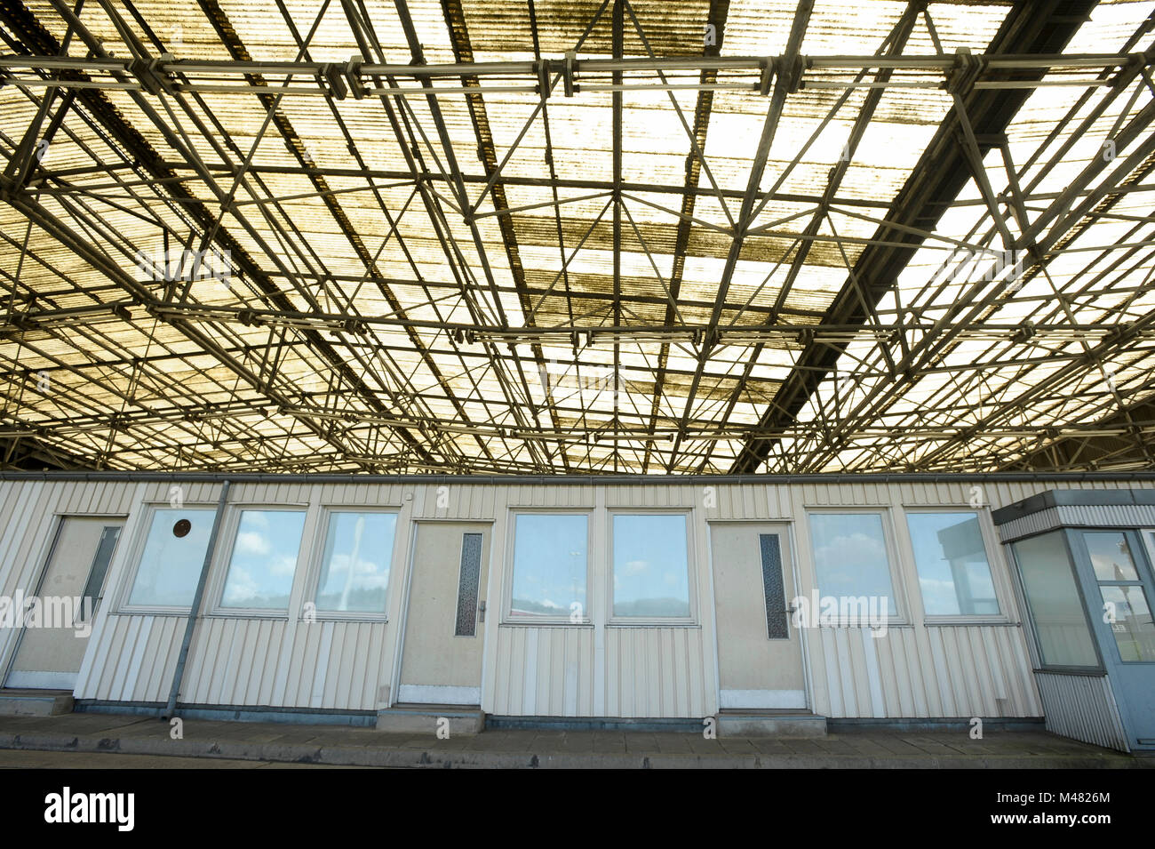 L'ancien point de contrôle et contrôle de passeport kiosques de Grenzubergangsstelle Marienborn GUSt sur côté allemand de l'Est de l'ancienne RDA et l'Allemagne de l'Ouest (Grenzu Banque D'Images