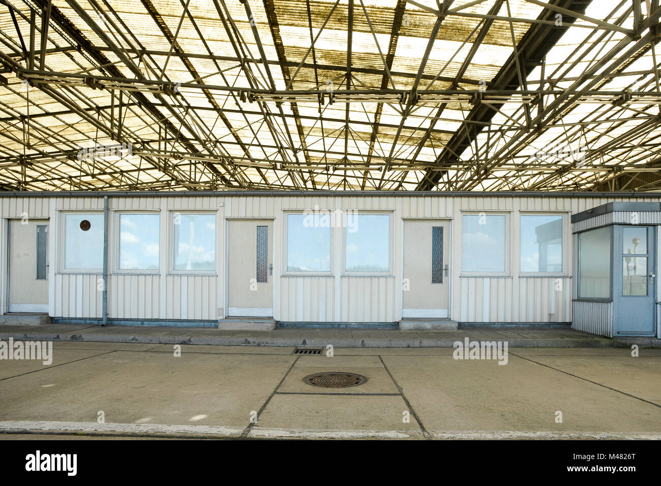 L'ancien point de contrôle et contrôle de passeport kiosques de Grenzubergangsstelle Marienborn GUSt sur côté allemand de l'Est de l'ancienne RDA et l'Allemagne de l'Ouest (Grenzu Banque D'Images