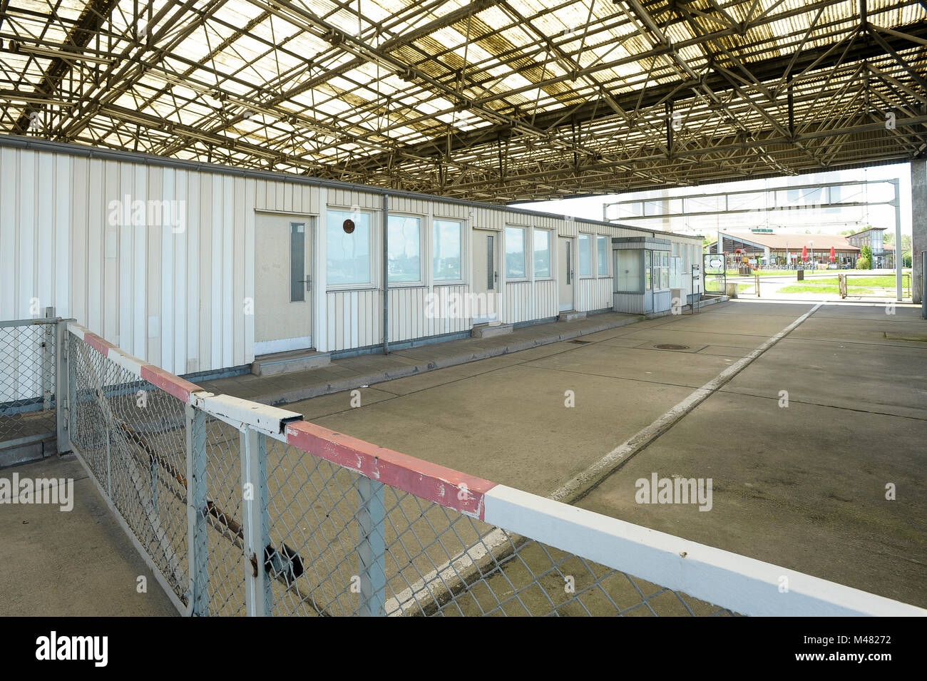 L'ancien point de contrôle et contrôle de passeport kiosques de Grenzubergangsstelle Marienborn GUSt sur côté allemand de l'Est de l'ancienne RDA et l'Allemagne de l'Ouest (Grenzu Banque D'Images